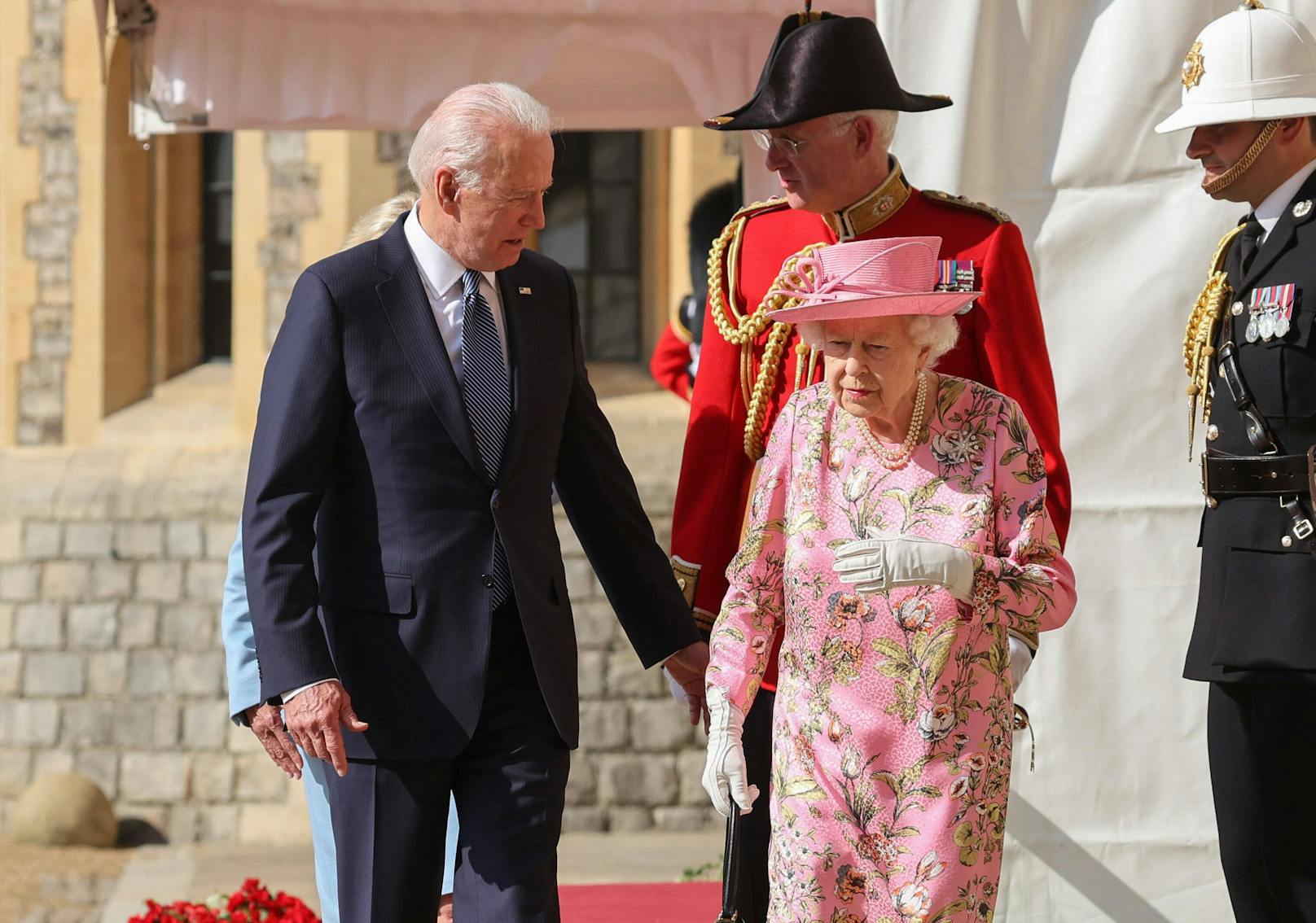  Queen Elizabeth II with US President Joe Biden and his wife Jill at Windsor Castle