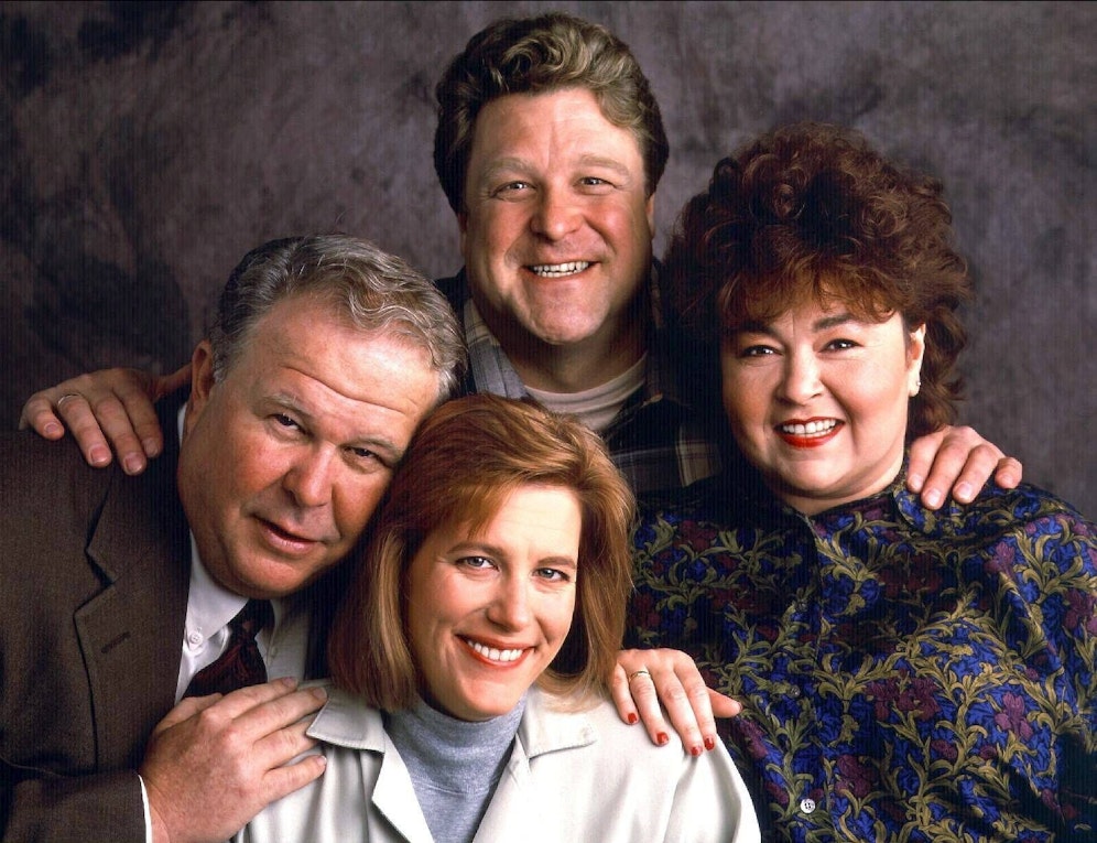 Ned Beatty an der Seite von John Goodman, Roseanne Barr und Natalie West in der TV-Serie 