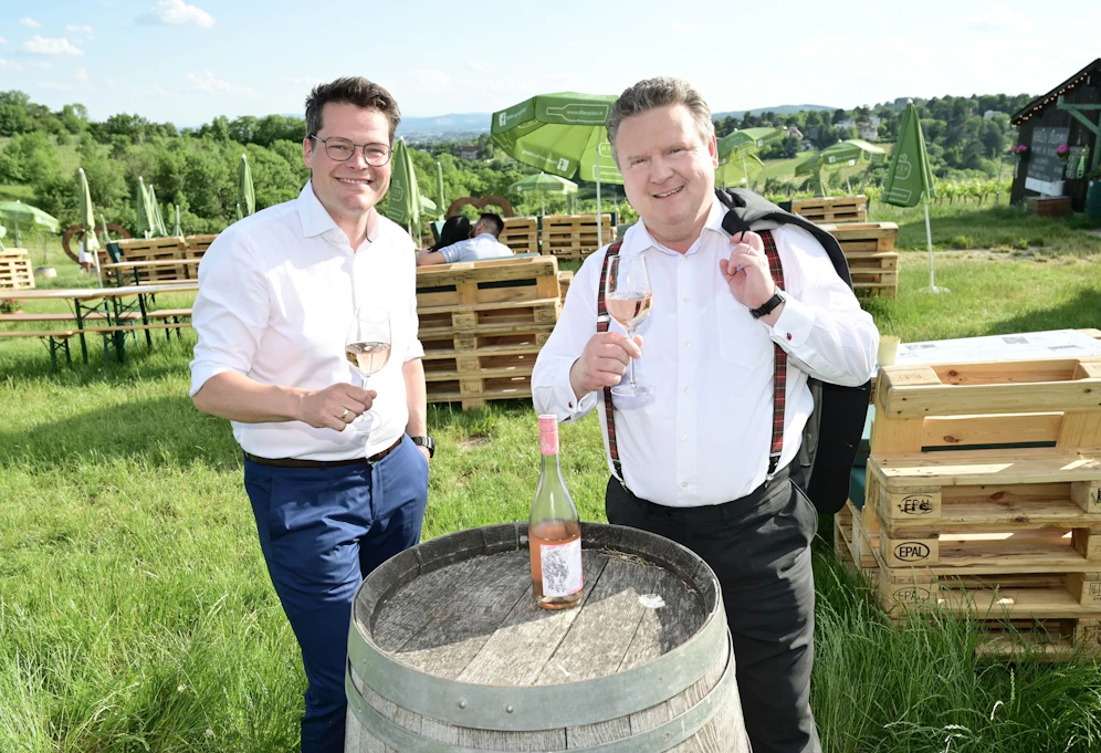 Die Stadt verlängert die Ausweitung der Öffnungszeiten für Wiens Buschenschanken. Umweltstadtrat Jürgen Czernohorszky (l.) und Bürgermeister Michael Ludwig (beide SPÖ) stießen am Nussberg (Döbling) darauf an.