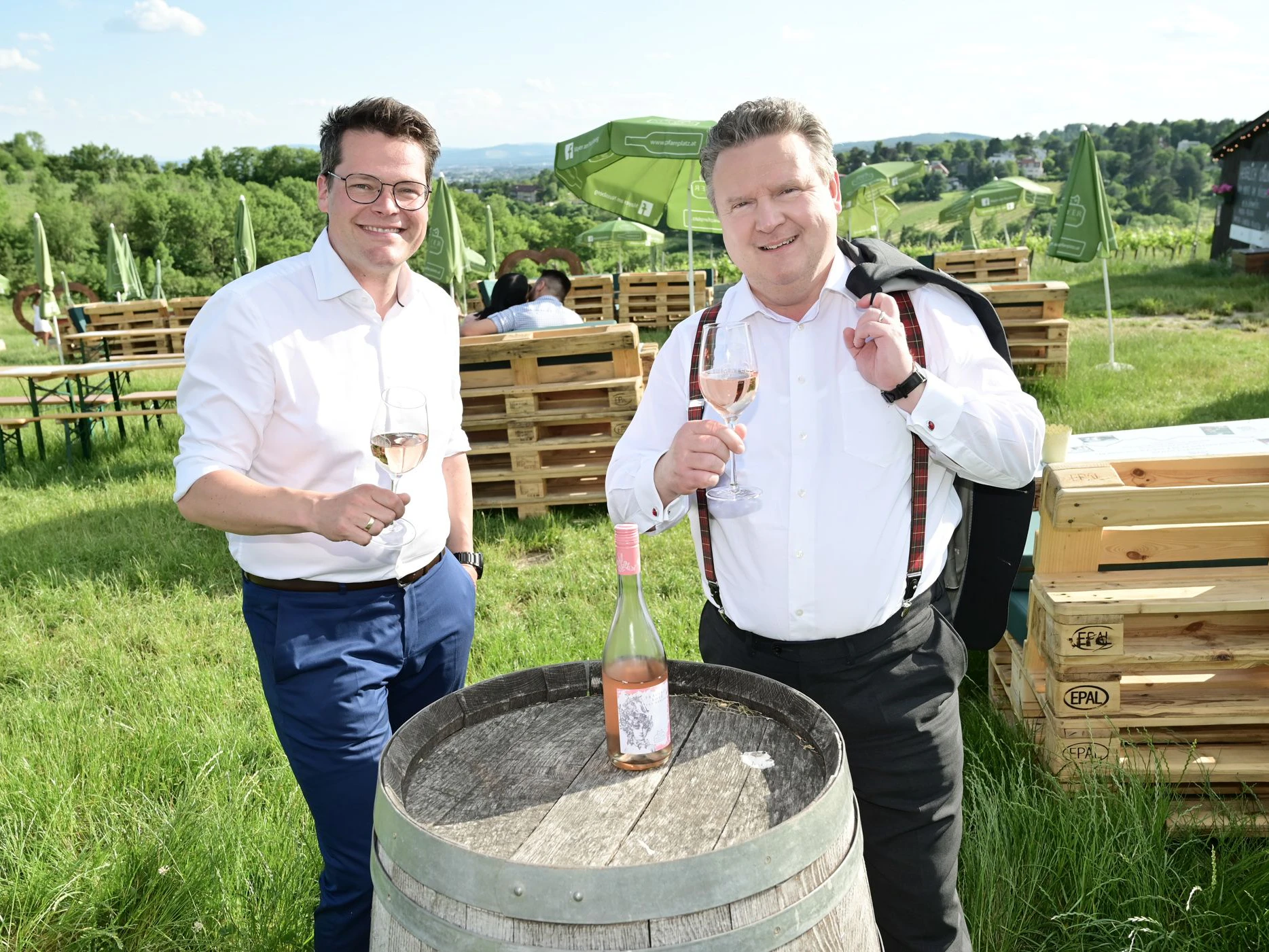 Die Stadt verlängert die Ausweitung der Öffnungszeiten für Buschenschanken. Umweltstadtrat mit Bürgermeister Ludwig und StR Czernohorszk