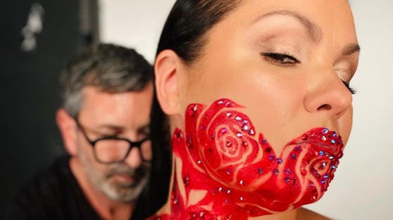 Das Bodypainting soll mit einem neuen Projekt der Opern-Diva zusammenhängen.