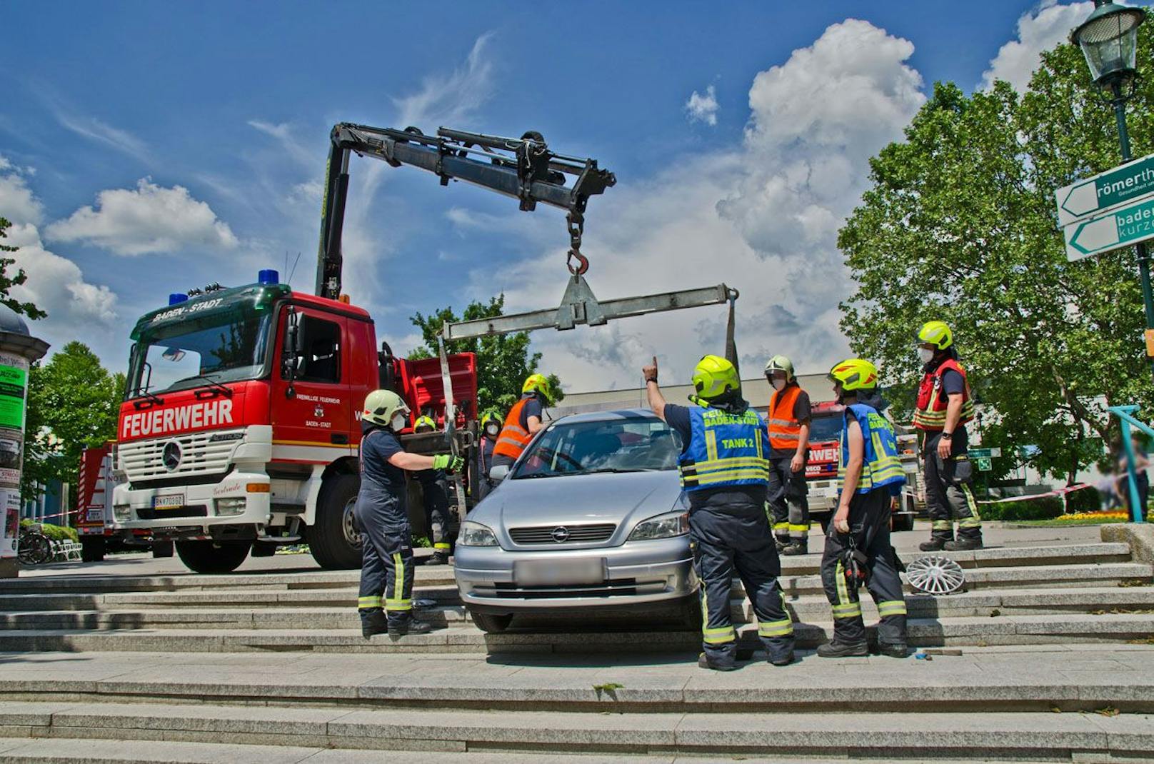Der Pkw landete in Baden auf Stiegenaufgang, die Feuerwehr stand im Einsatz.