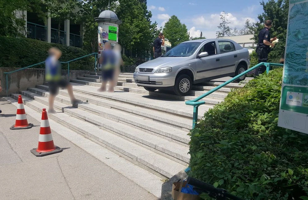 Der Pkw landete in Baden auf Stiegenaufgang, die Feuerwehr stand im Einsatz.