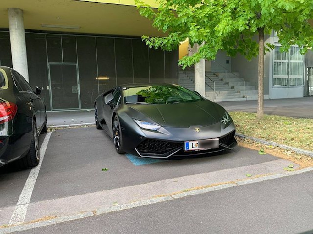 Der Lambo-Fahrer soll hier immer wieder sein Auto abstellen.