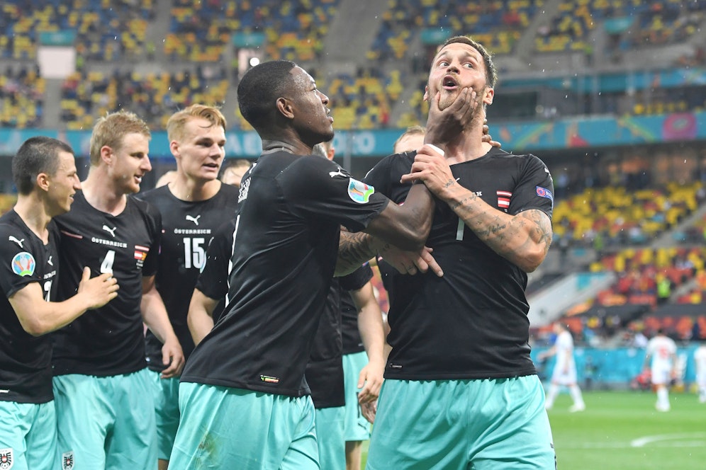 David Alaba muss Marko Arnautovic den Mund zuhalten. 