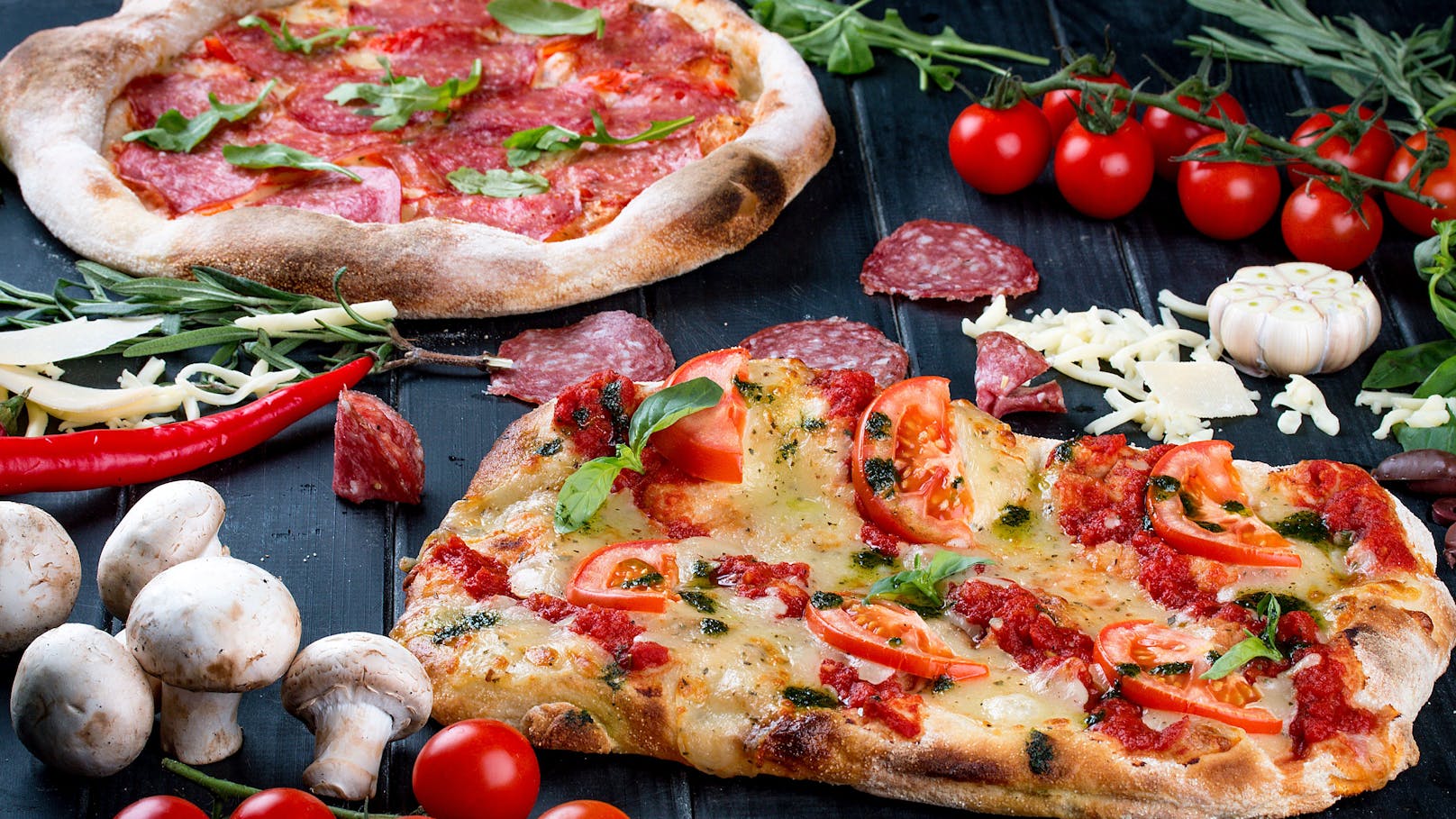 Statt Pizza (hinten) will die Italo-Kette in Deutschland jetzt mit der Pinsa (vorne) punkten.