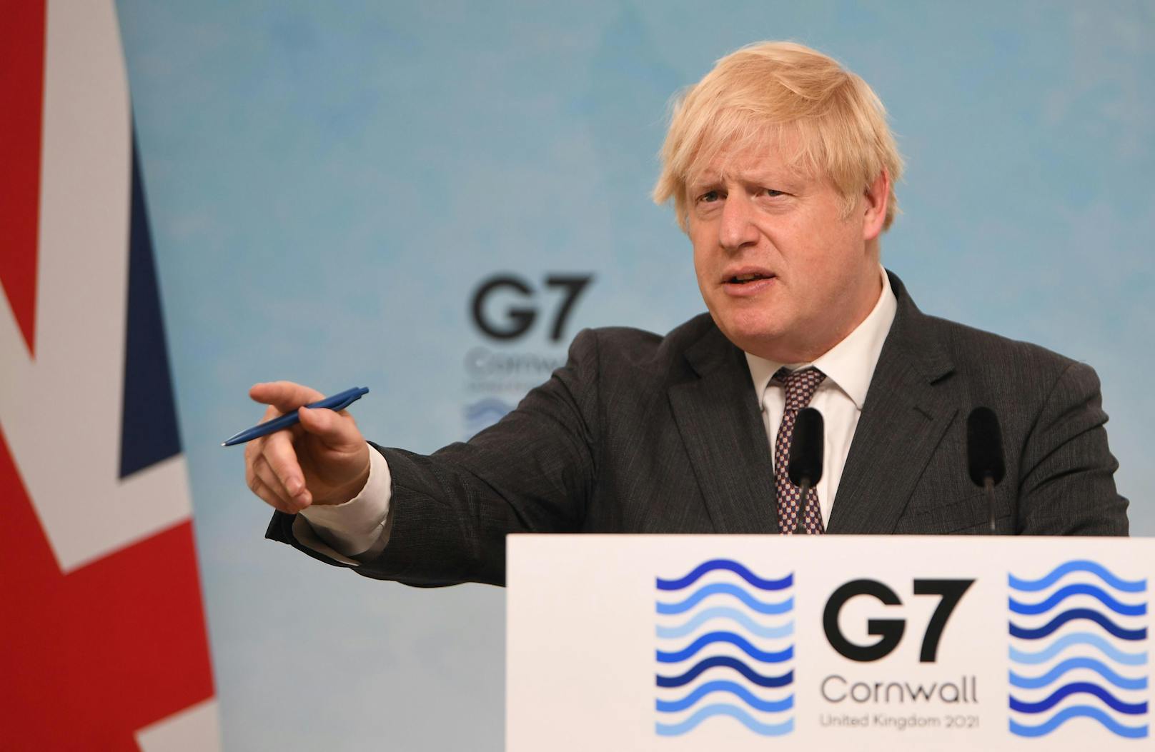 Boris Johnson kündigte am Rande des G7-Gipfels an, mit der geplanten Aufhebung der Corona-Maßnahmen noch zu zögern.