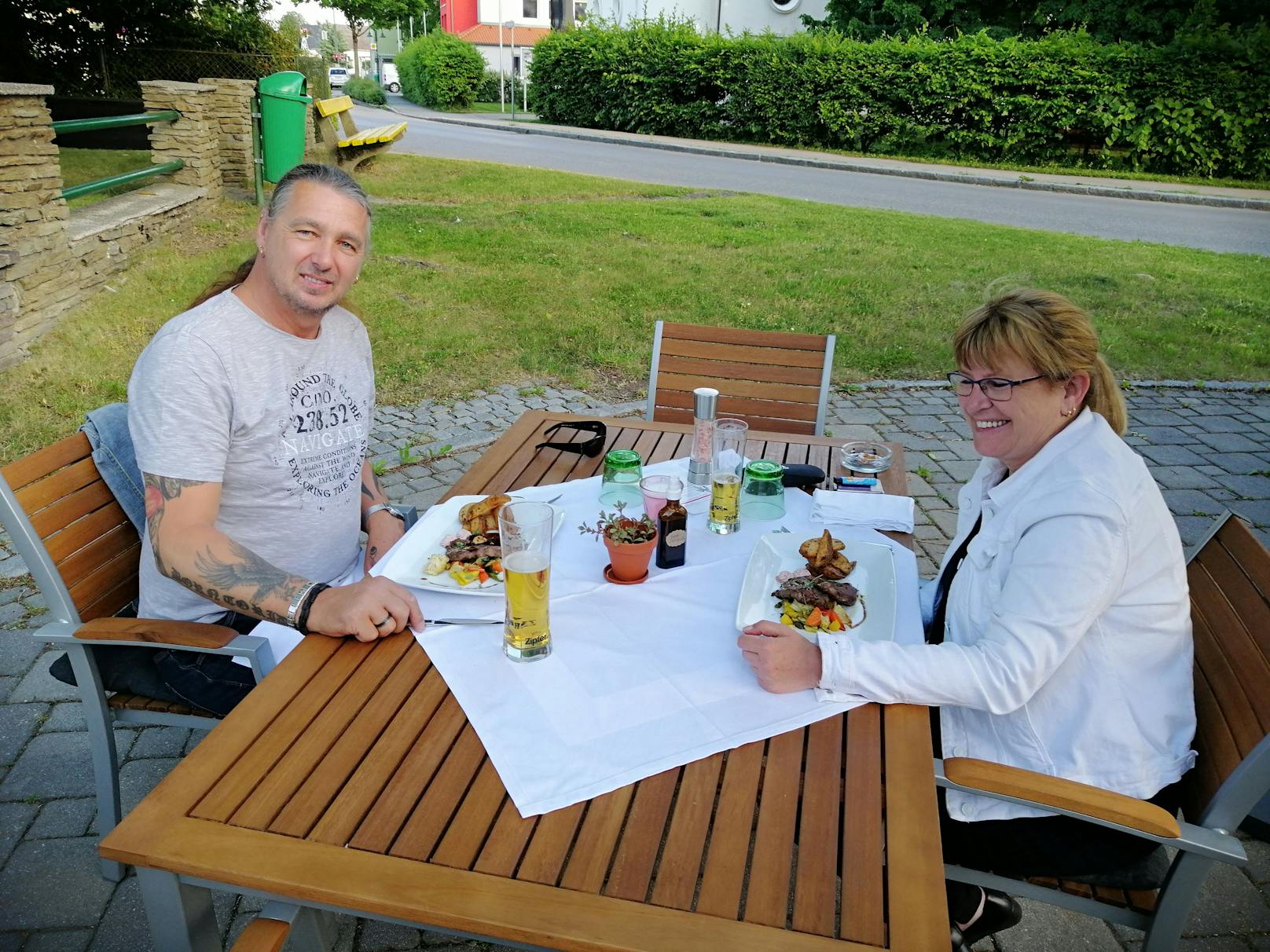 Karl und Andrea-Carmen genießen ihr Abendessen in der Gaststätte Figl.