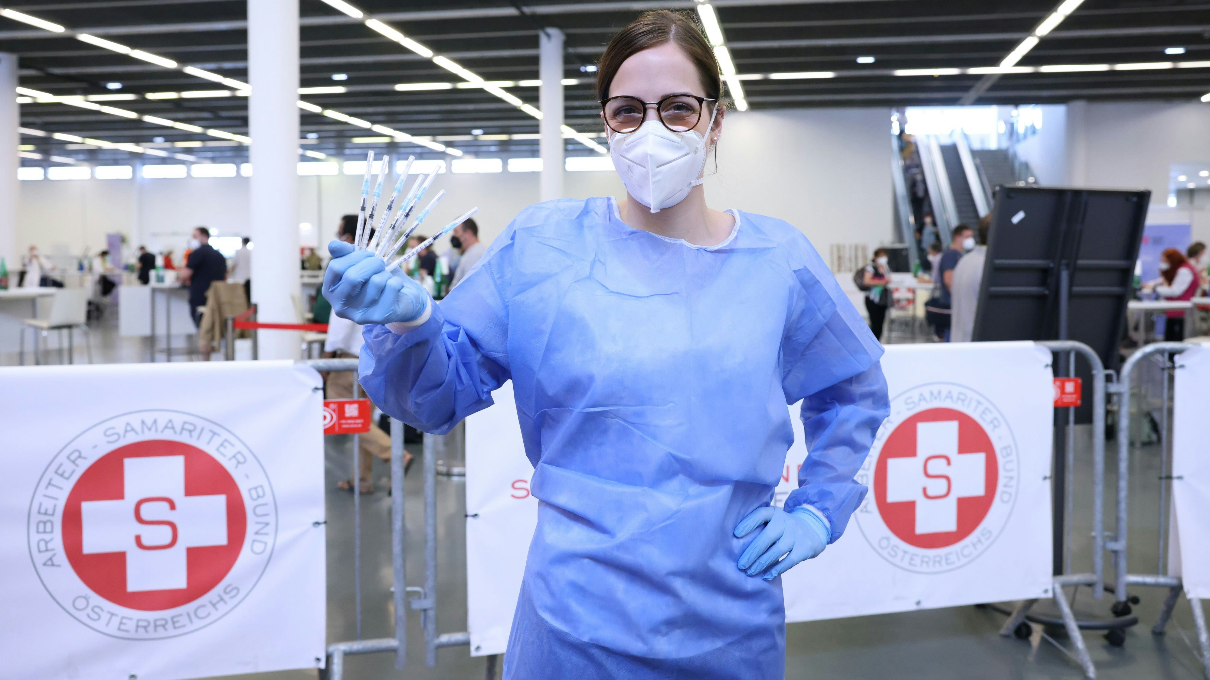 Aus sechs mach acht: geschickte Impfteam-Mitarbeiter holen aus einer Ampulle Impfstoff acht Dosen heraus. 