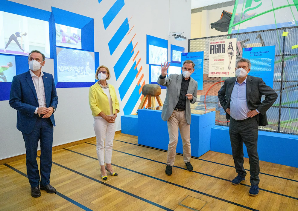 Landesrat Jochen Danninger, Landeshauptfrau Johanna Mikl-Leitner, Christian Rapp (künstlerischer Leiter Haus der Geschichte) und Vizekanzler Werner Kogler.