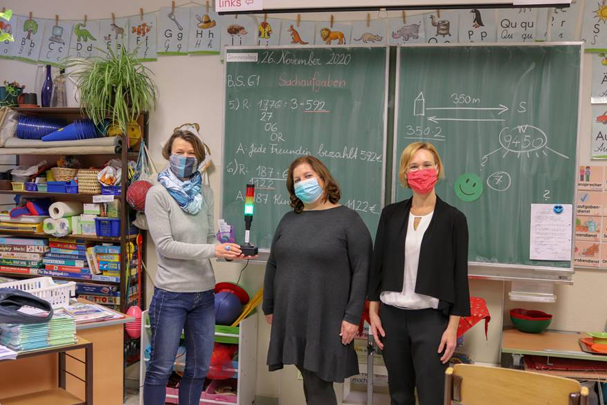 Vorsteherin Halbwidl (r.) mit Direktorin Kaufmann (M.) und einer Lehrerin.