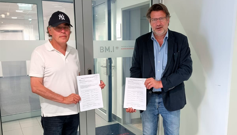 Die Volksbegehren "Impfpflicht: Notfalls JA" und "Striktes NEIN" wurden im Parlament eingereicht.