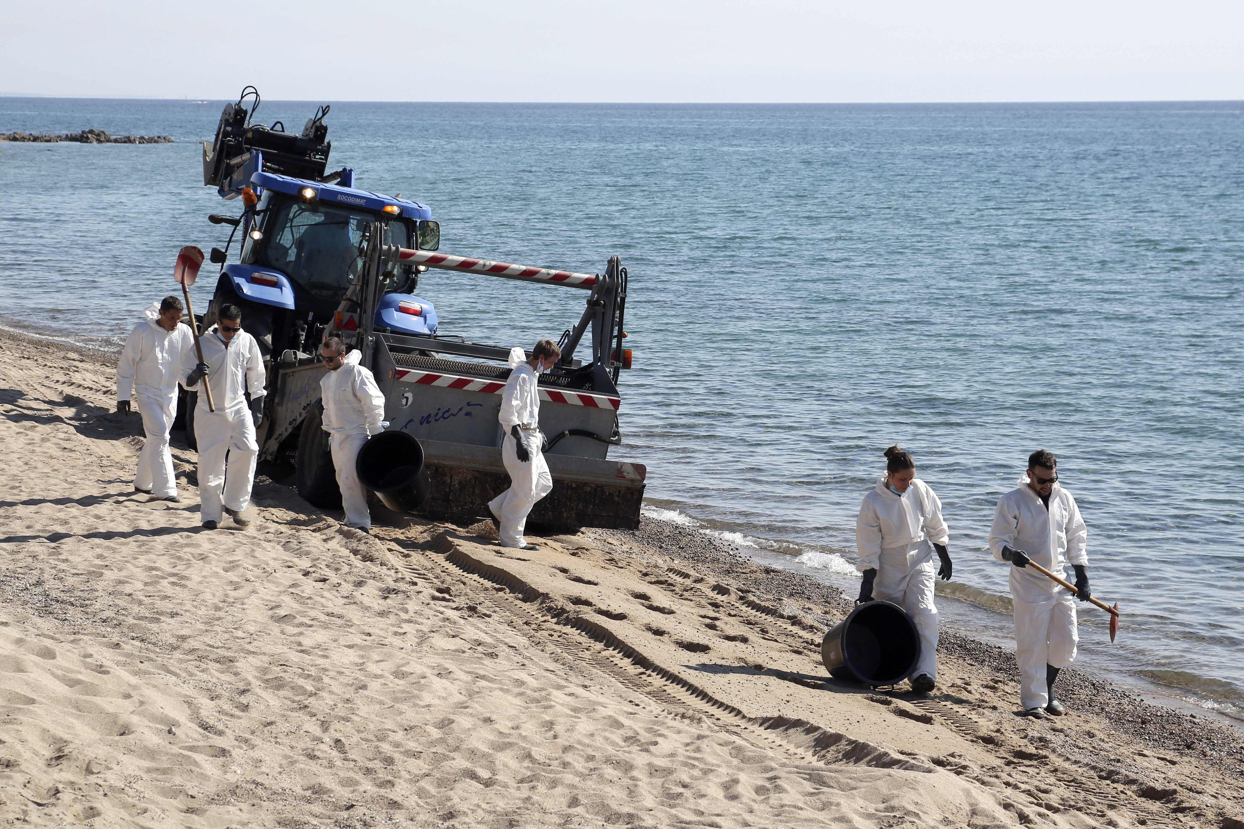 Download von www.picturedesk.com am 14.06.2021 (15:42).  Firemen and civil security members clean the beach of Scaffa Rossa in Solaro on June 14, 2021, after a boat polluted the sea on June 11, off the coast of the French Mediterranean island of Corsica. - Beaches closed, fishing prohibited and deployment of significant coastal protection resources: eastern Corsica expects, with concern and "anger", the arrival of hydrocarbon pollution probably linked to the illegal degassing of a ship which occured on June 11, 2021. (Photo by Pascal POCHARD-CASABIANCA / AFP) - 20210614_PD1025 - Rechteinfo: Rights Managed (RM) Nur für redaktionelle Nutzung! Werbliche Nutzung erfordert Freigabe: bitte schicken Sie uns eine Anfrage.