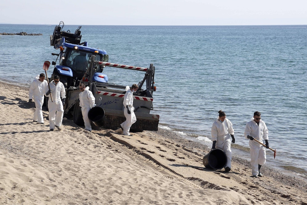 Einsatzkräfte reinigen Strand und Meer von Öl (14. Juni 2021).