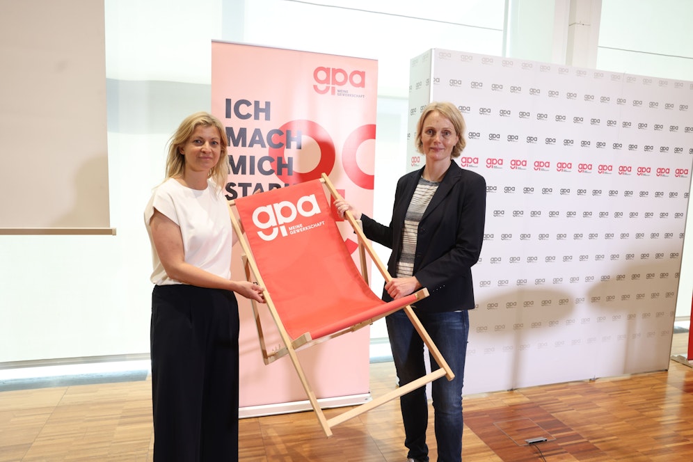 GPA-Vorsitzende Barbara Teiber (links) und Eva Zeglovits, Geschäftsführerin von IFES, präsentierten die Umfrageergebnisse zu Urlaub und Corona.