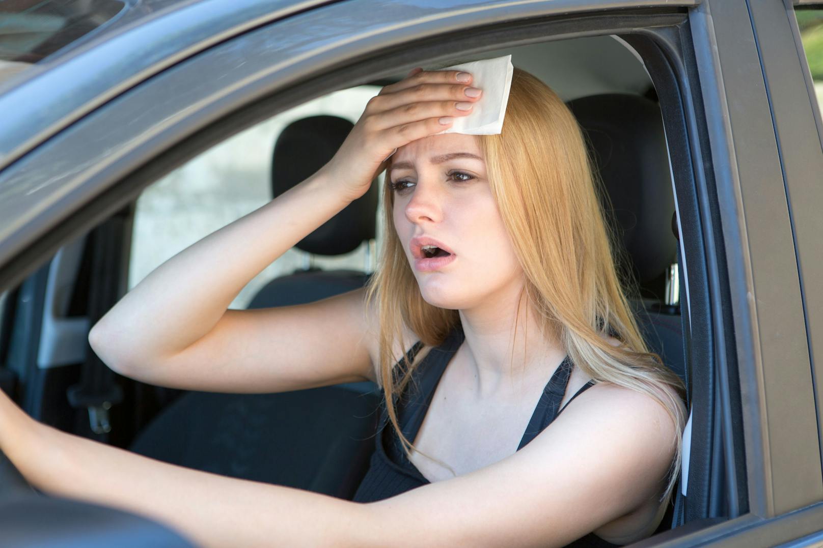 Im Auto wird die Sommerhitze ohne Klimaanlage schnell unerträglich. Symbolbild