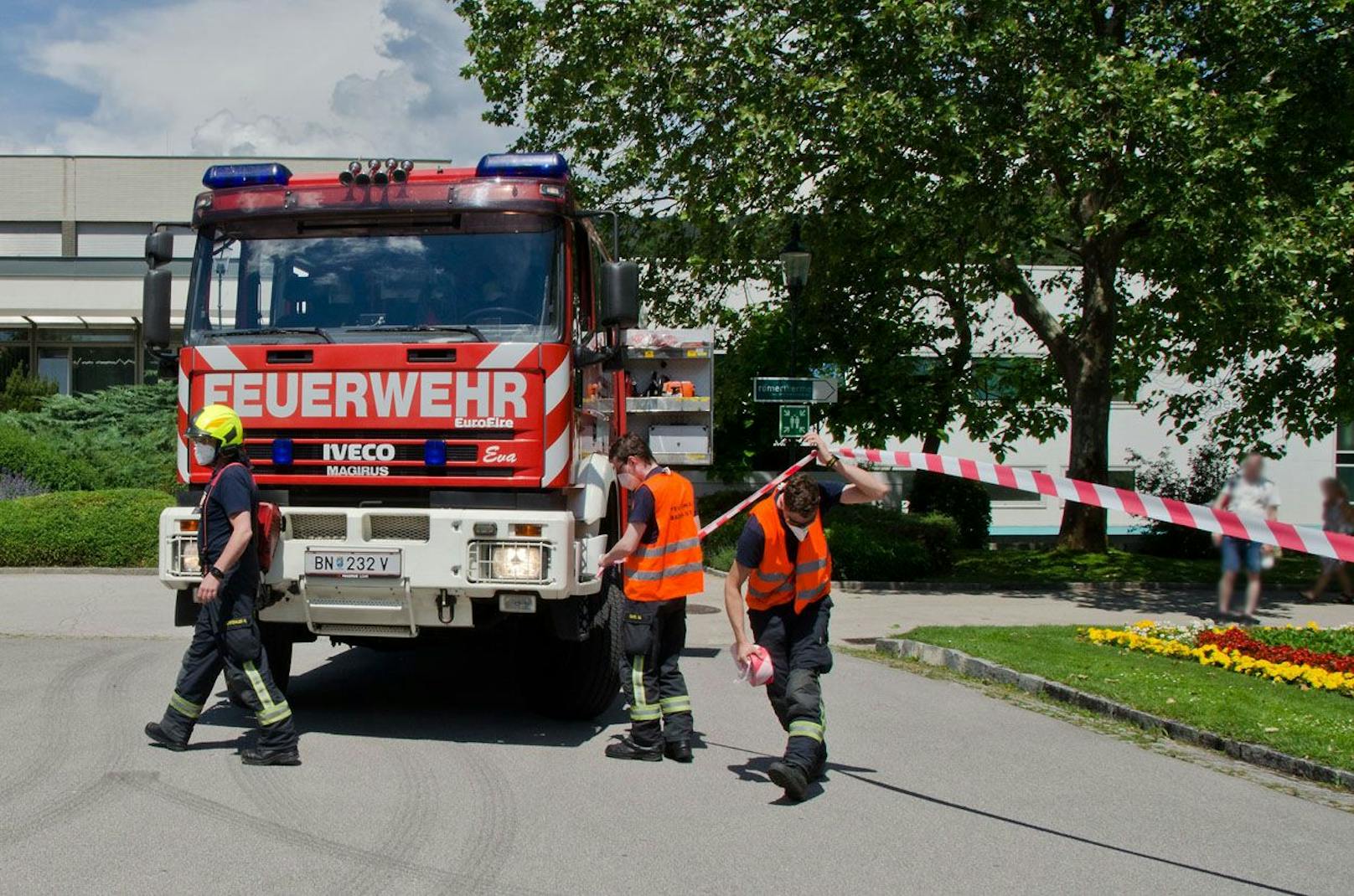 Der Pkw landete in Baden auf Stiegenaufgang, die Feuerwehr stand im Einsatz.