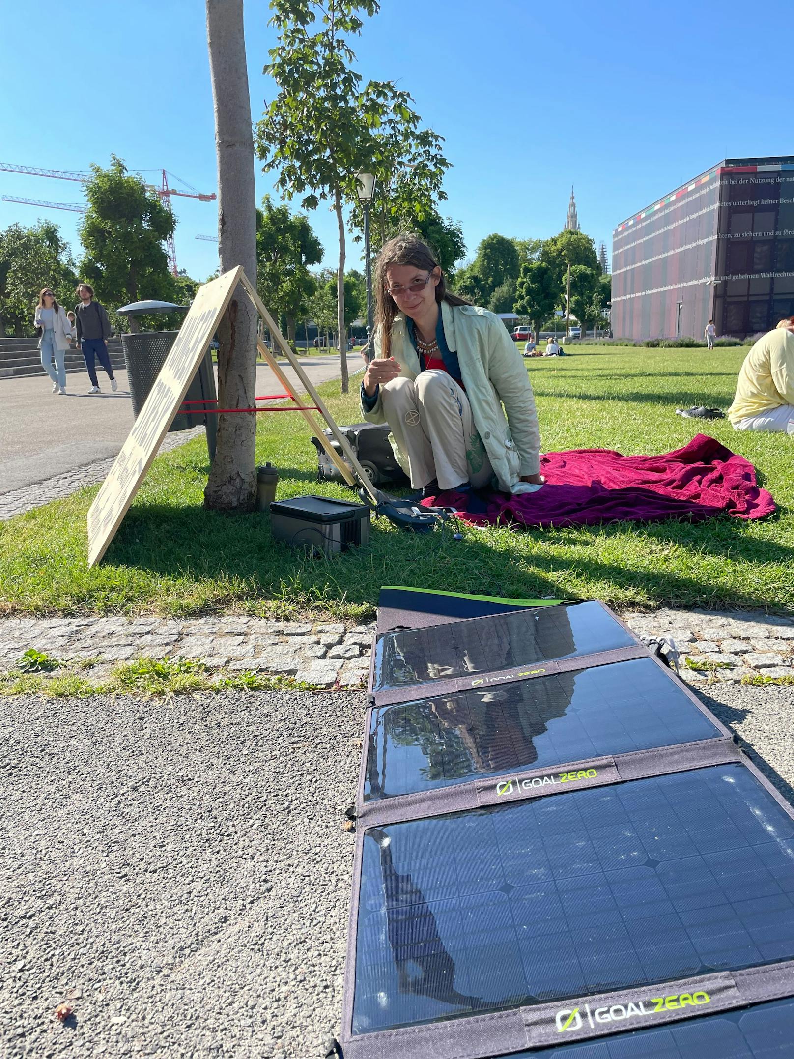 Mit einem Solarpanel versorgt Martha ihr mobiles Büro am Wiener Heldenplatz mit Strom.