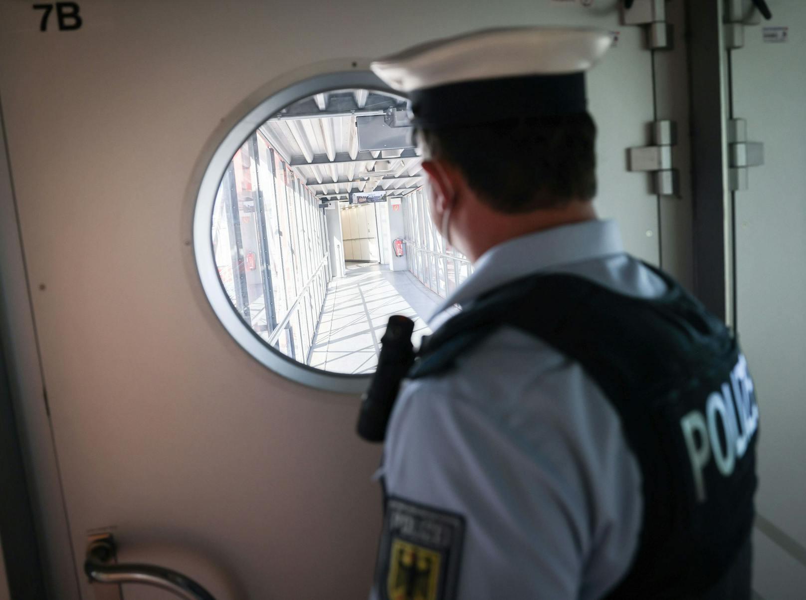 Ein Beamter der Flughafenpolizei Hamburg. Symbolbild