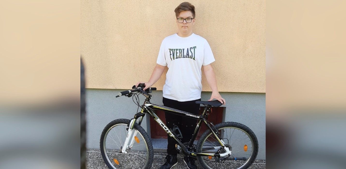 Pascal wurde von einem Lenker geschnitten und kam zu Sturz. Der Lenker fuhr einfach weiter.