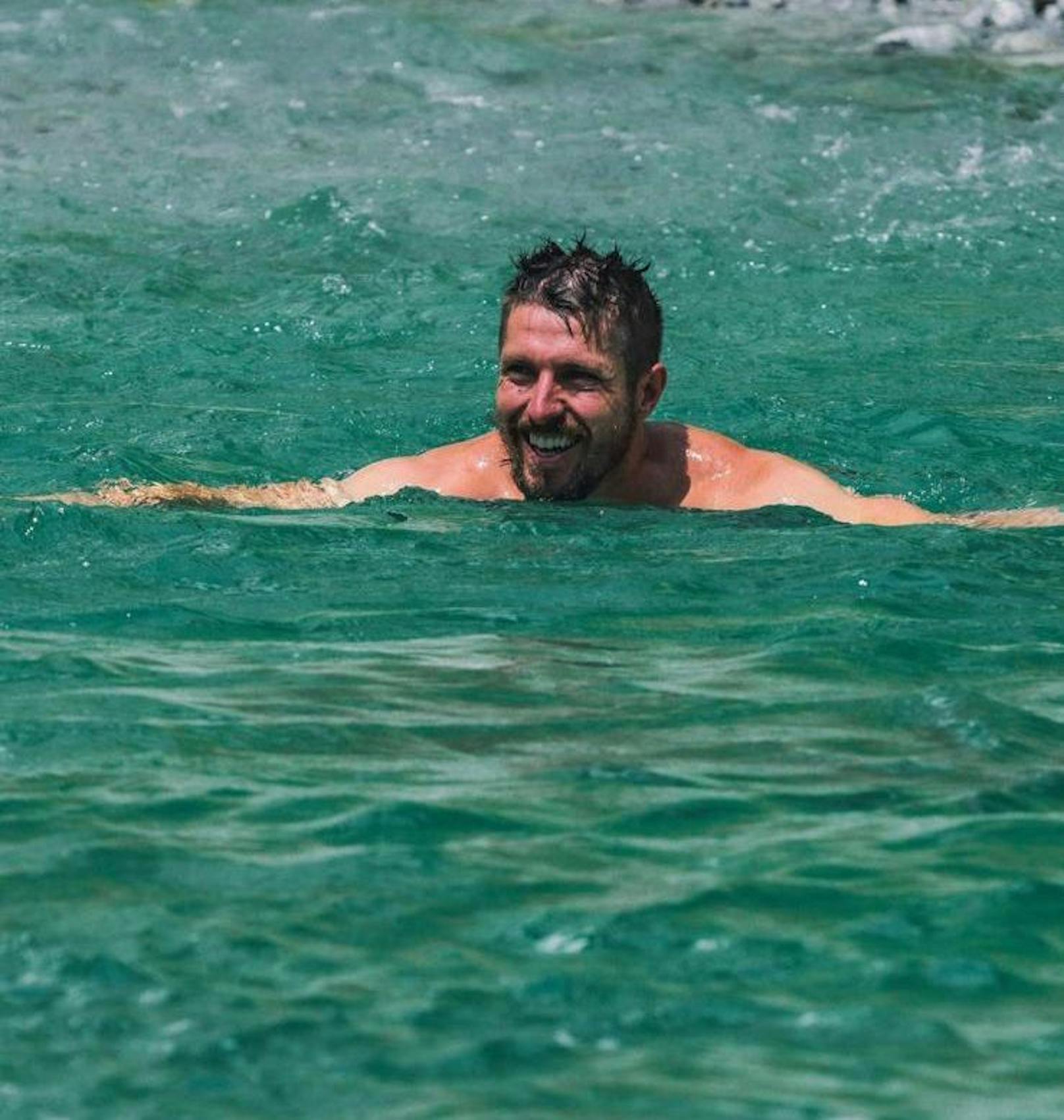 Marcel Hirscher zeigt beim Schwimmen viel Haut.