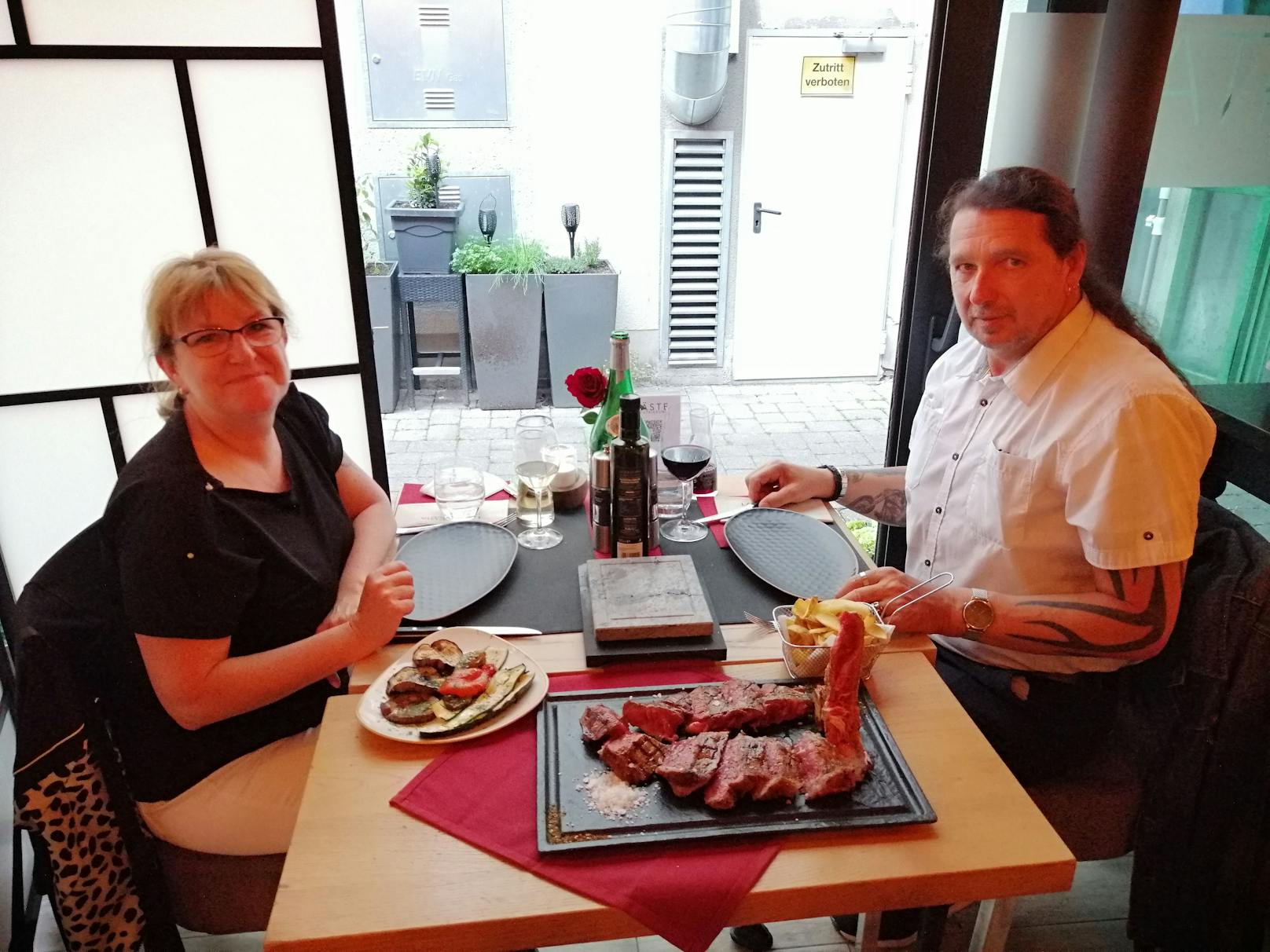 Karl und Andrea-Carmen beim Abendessen im <strong>Restaurant La Dolce Vita</strong>.