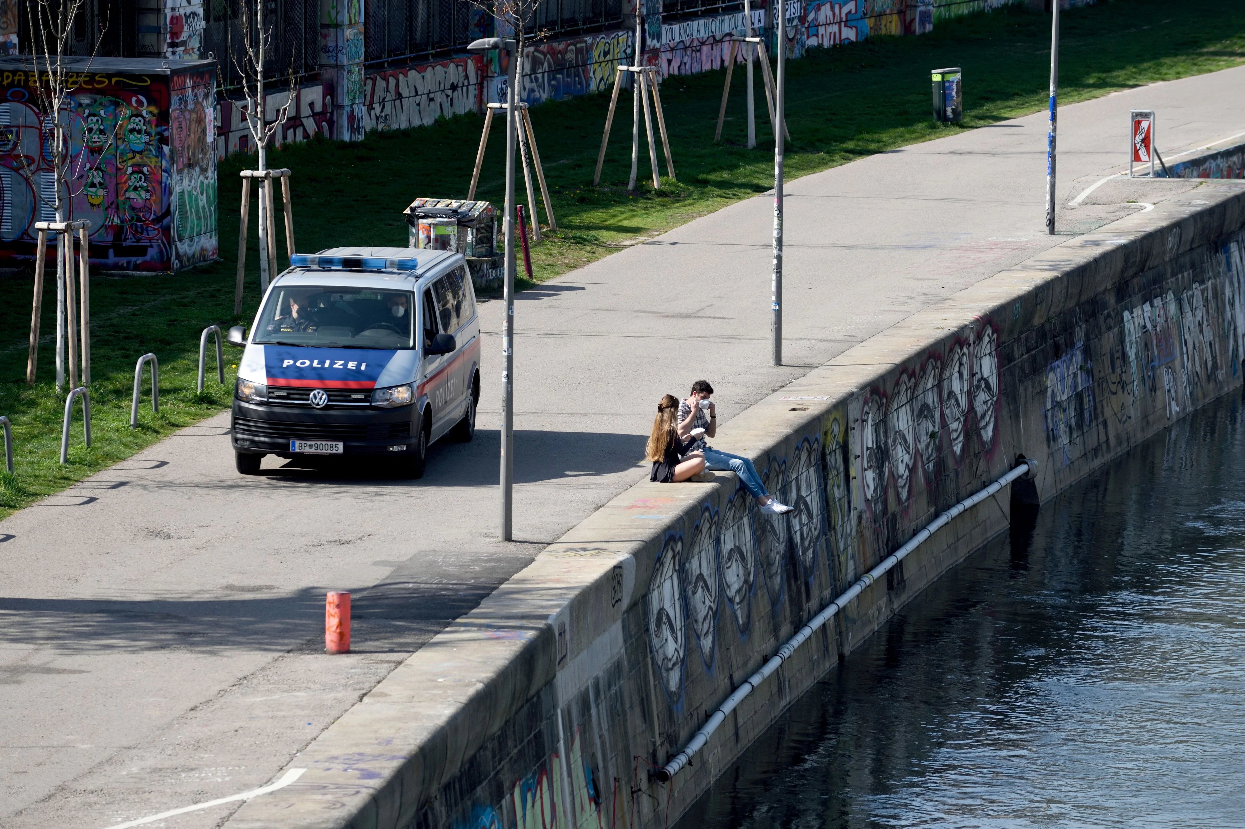 Die Polizei rückte aus und konnte das mutmaßliche Täterduo festnehmen. Symbolbild. 