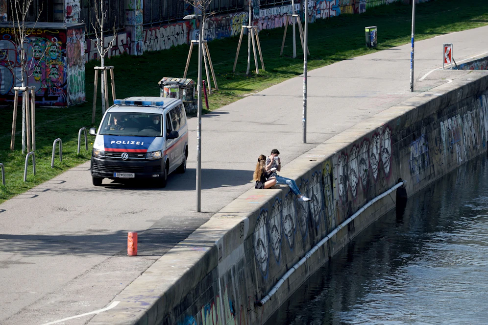Die Polizei rückte aus und konnte das mutmaßliche Täterduo festnehmen. Symbolbild. 