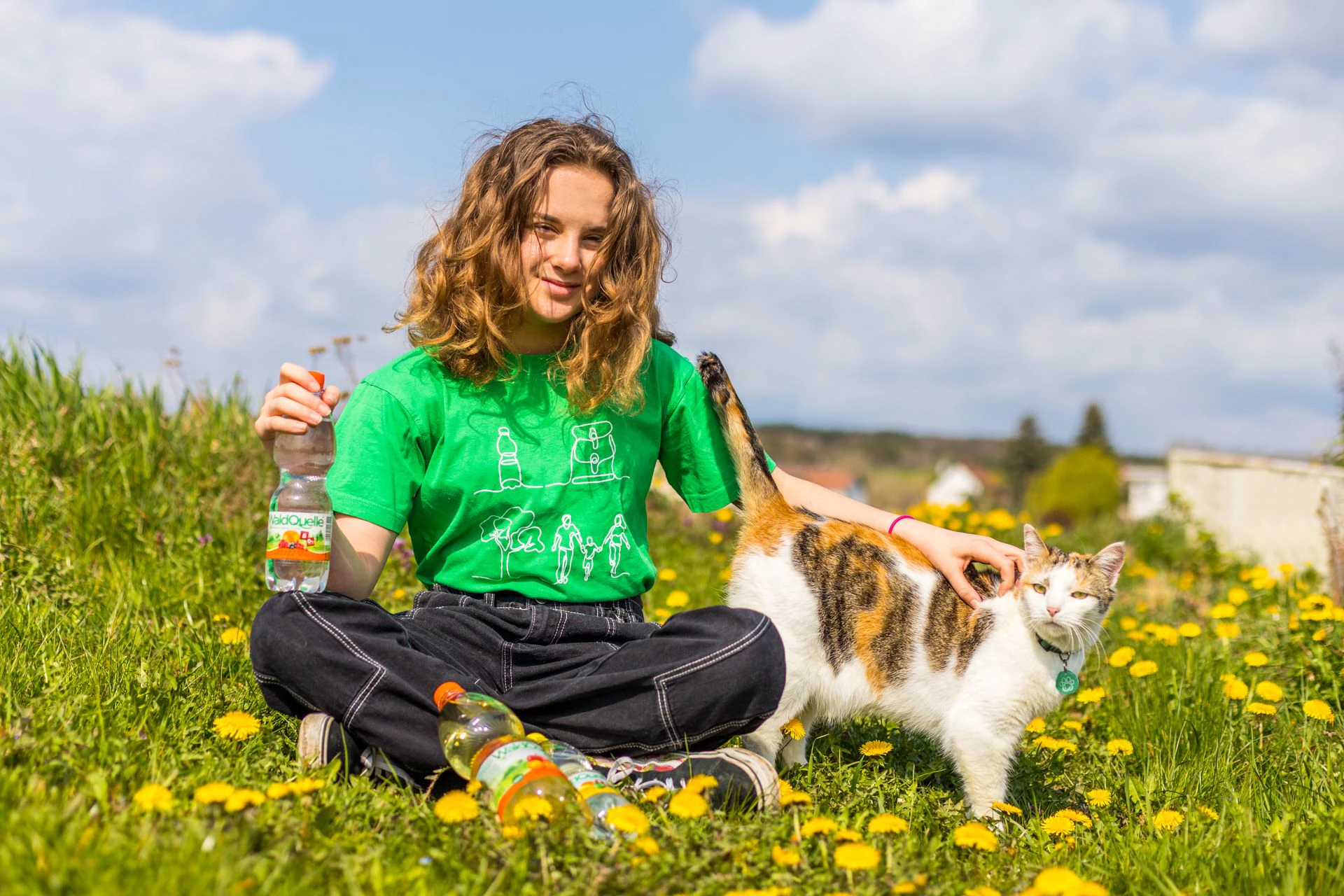 Fruchtige Innovation ohne Zucker, dafür mit Vitamin B: Ganz neu im Sortiment ist die neue Waldquelle-Sorte Orangen-Beeren-Mix.