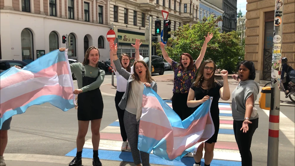Margaretens Bezirksvorsteherin Silvia Janković (Mitte) jubelt mit LGBTIQ-Aktivisten. 