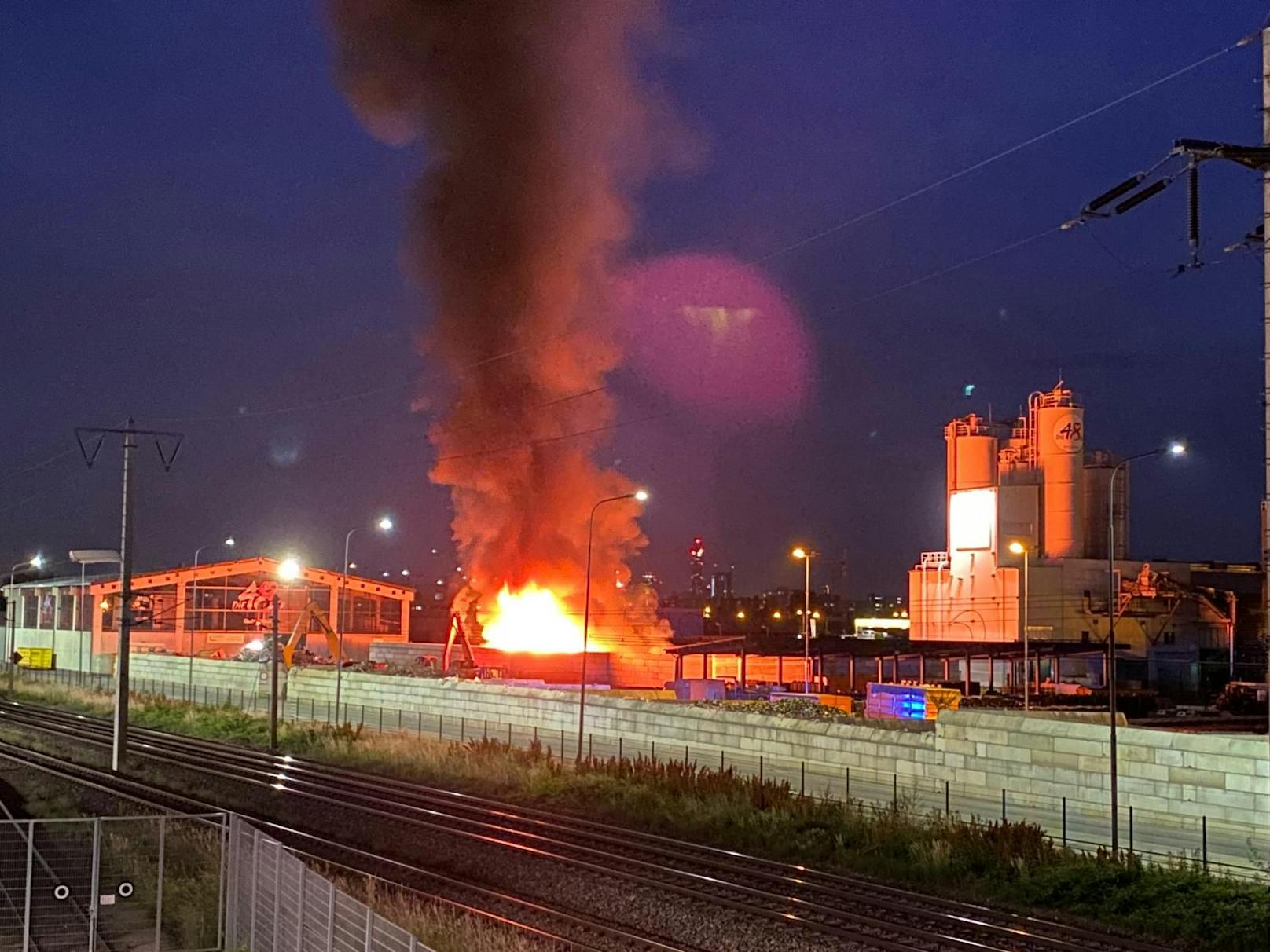 Riesige Rauchsäule über Wien: Ein Brand im Bereich des ehemaligen Rinterzelts in Kagran rief Donnerstagnacht die Feuerwehr auf den Plan.