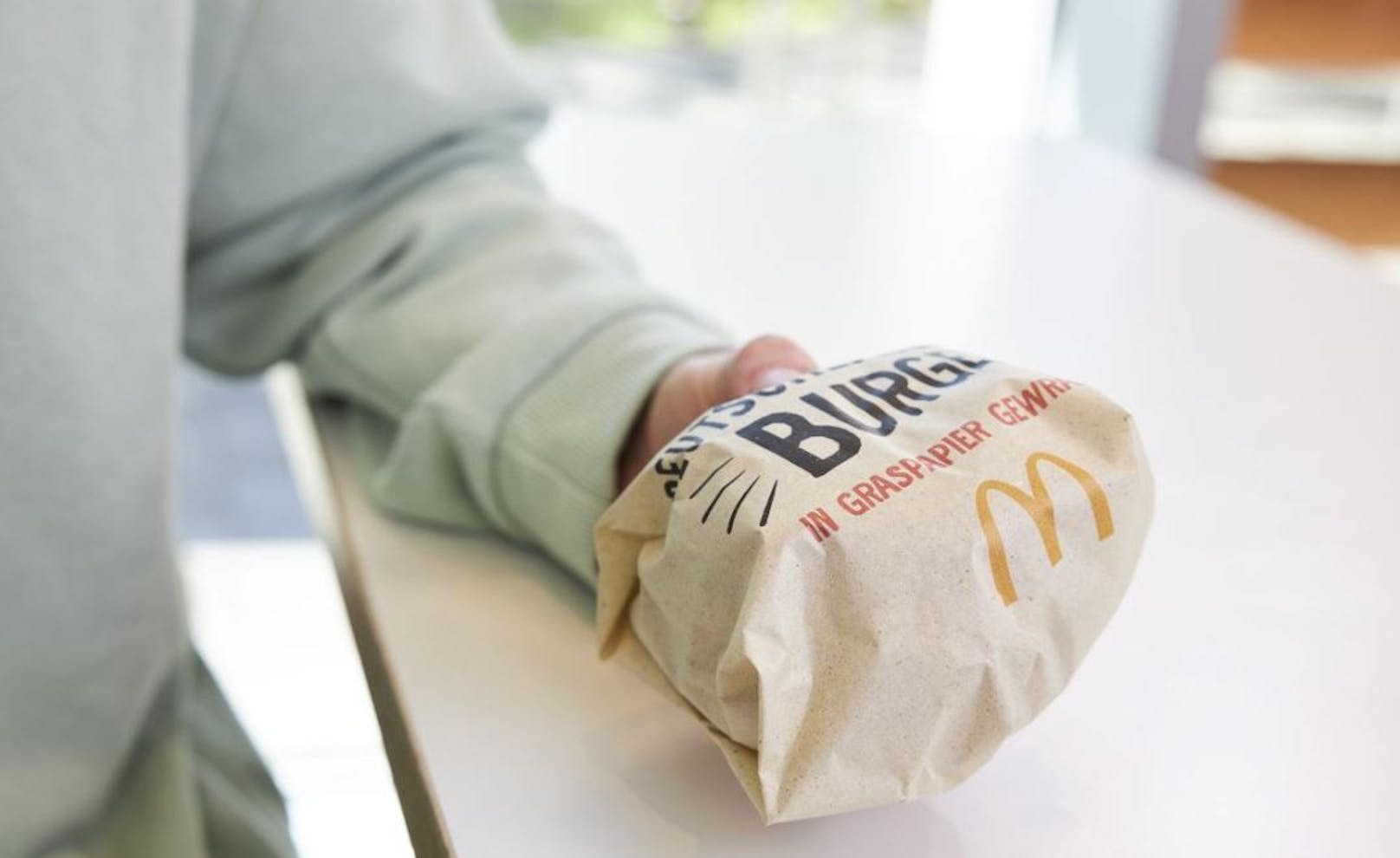 Das Graspapier ersetzt die typische Burger-Box.