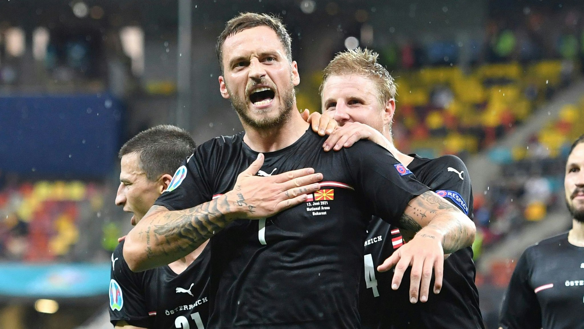 Hinteregger (r.) ist froh, nicht Gegner von Arnautovic zu sein.