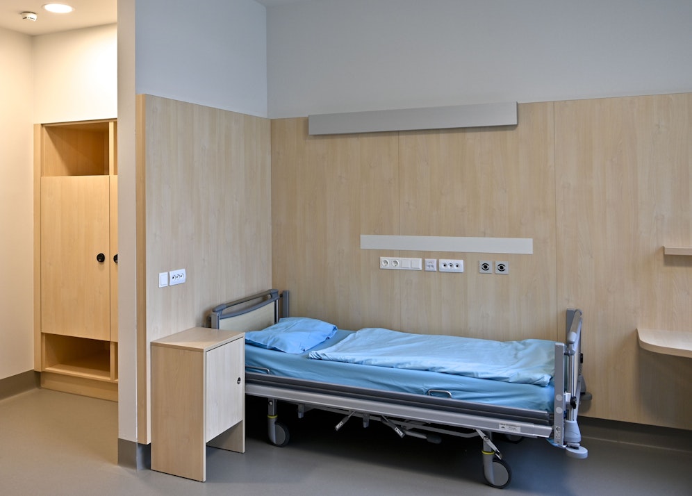 Die Coronakrise hat zu einem Anstieg psychischer Erkrankungen bei Kindern und Jugendlichen geführt. Doch das Angebot an Betreuungsplätzen hinkt weiter stark nach. Wegen dem akuten Platzmangel, wie hier in der Ende September 2020 eröffneten neuen Kinder- und Jugendpsychiatrie am AKH Wien (Alsergrund), würden Kinder und Jugendliche oft ohne nachhaltige Behandlung viel zu früh entlassen, kritisiert das Netzwerk Patientenanwaltschaft. 