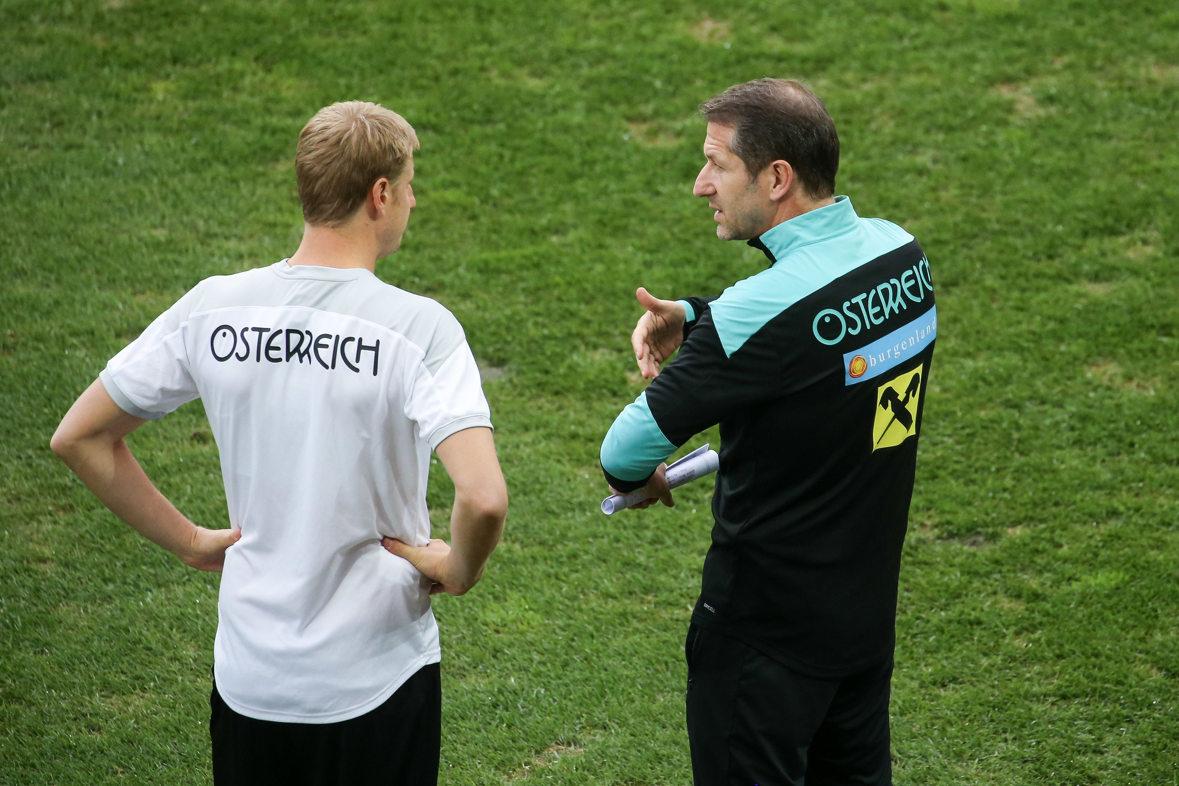 Franco Foda instruiert Martin Hinteregger.