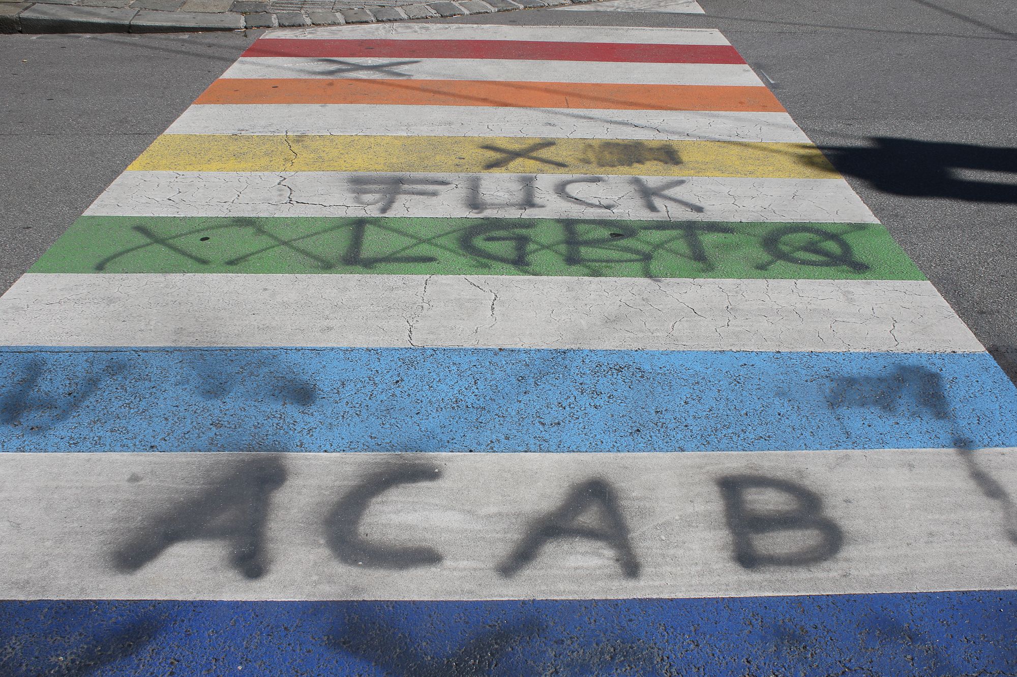 Unbekannte haben den Regenbogenstreifen in Linz beschmiert.
