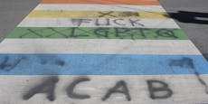 Hassbotschaften auf Linzer Regenbogen-Zebrastreifen