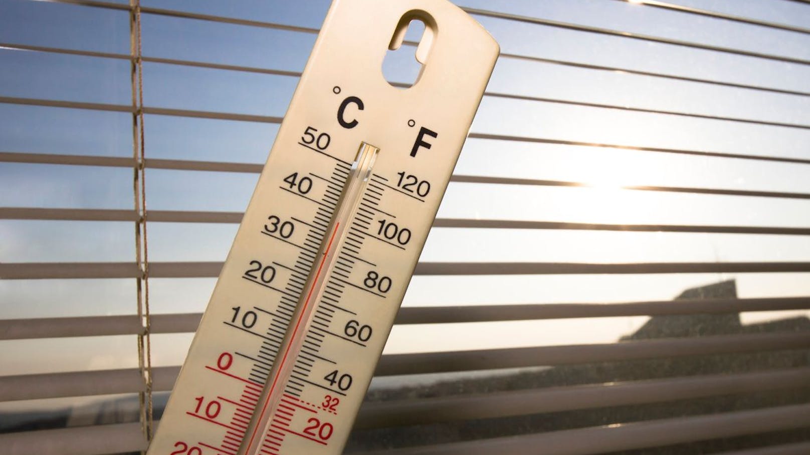 Egal, ob mit teuren Jalousien, Vorhängen oder einfach Decken und Tüchern, die du in dein Fenster klemmst: Sperr die Sonne und ihr Licht aus!