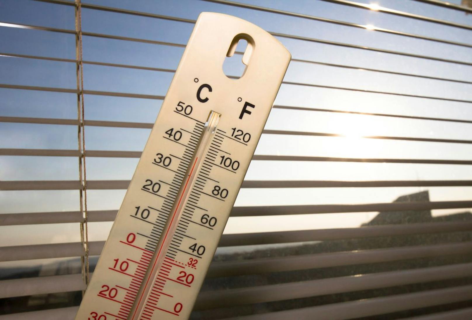 Wenn draußen die Temperaturen die 30 Grad-Marke erreichen, sollte der Wohnraum möglichst kühl gehalten werden.<br>