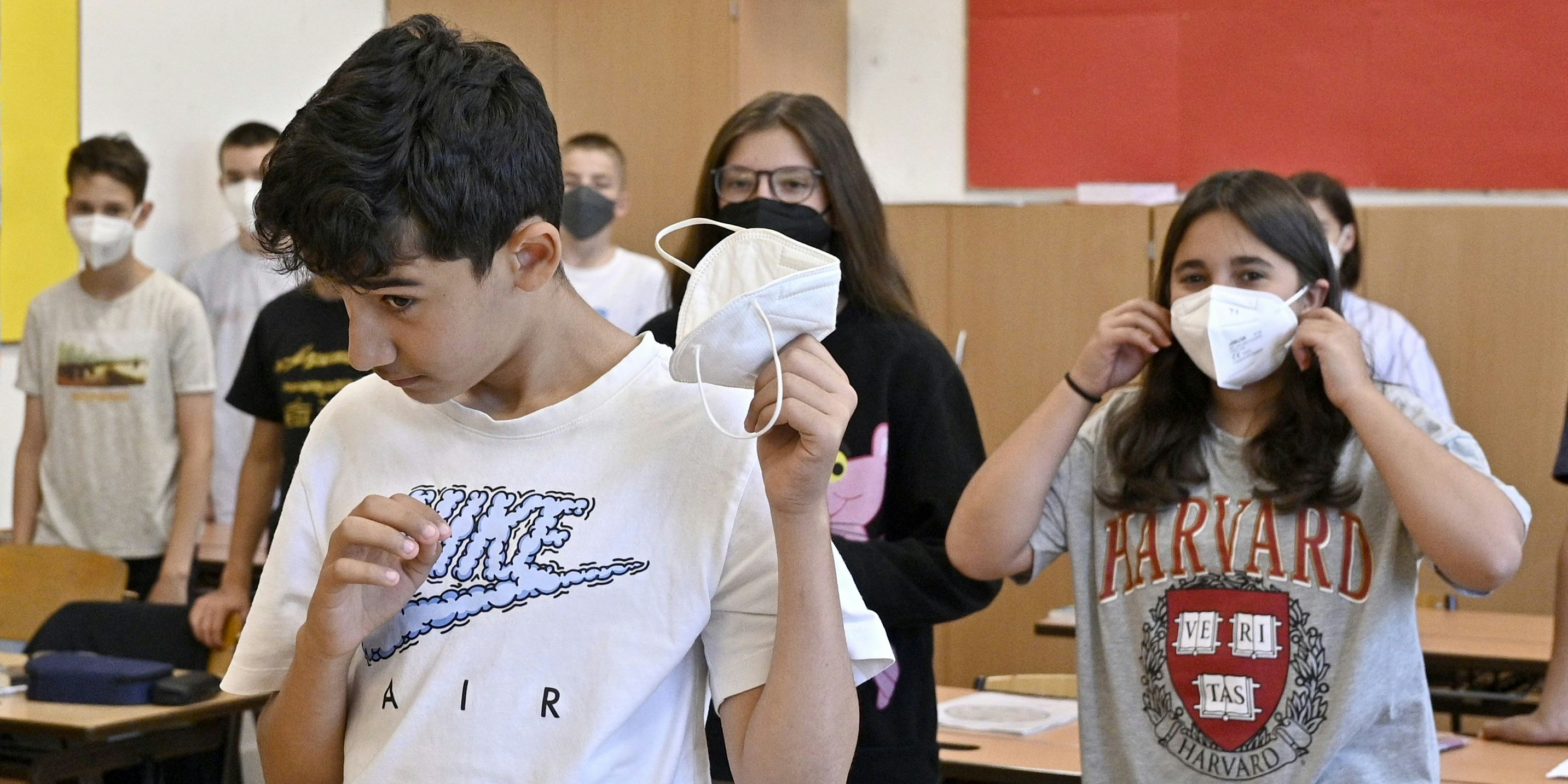 Die Maske für Schüler ist seit Dienstag Geschichte. Allerdings nur im Klassenzimmer.