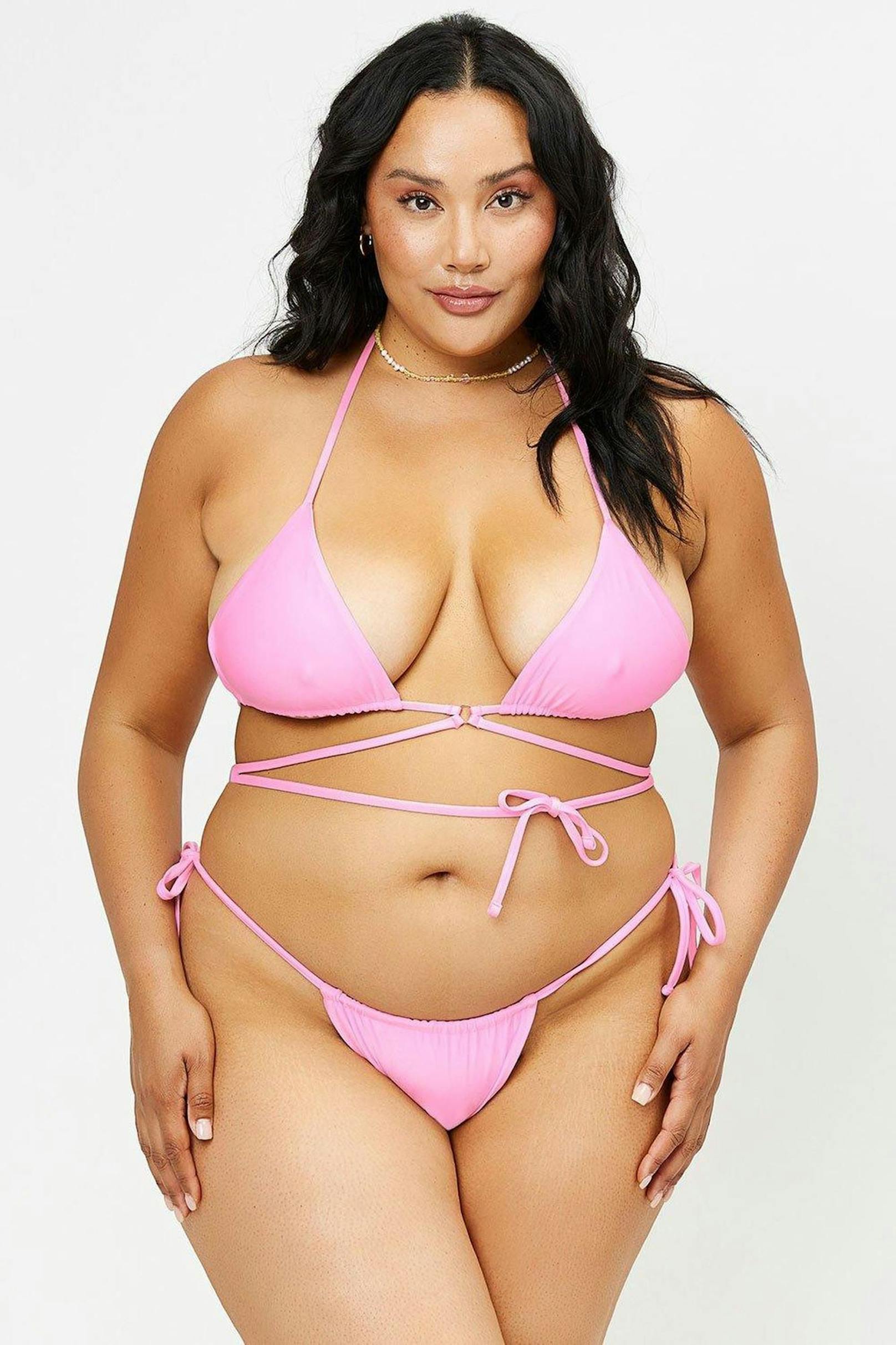 Dieses Bikini-Unterteil ist bis Größe XL und in vielen verschiedenen Farben erhältlich: Bikini Unterteil "Tia" 98 Euro von <a href="https://frankiesbikinis.com/products/tia-satin-string-bikini-bottom-90s-pink?variant=39335514439749">Frankie’s Bikinis</a>