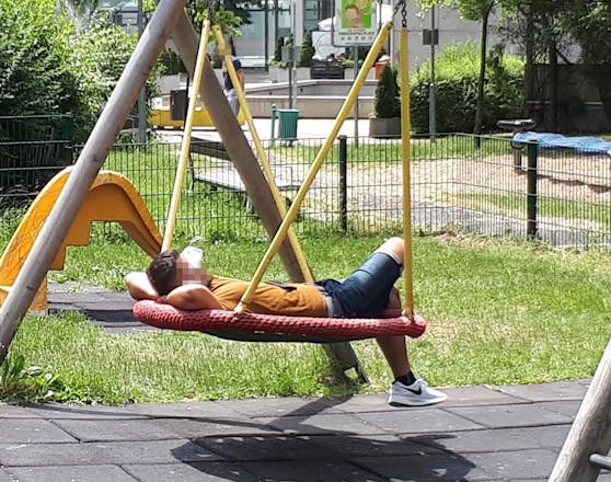 Der Unbekannte nutzte die FFP2-Maske als Schutz gegen die Sonne.