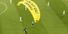 Fallschirmspringer am Feld! Deutschland-Spiel verzögert