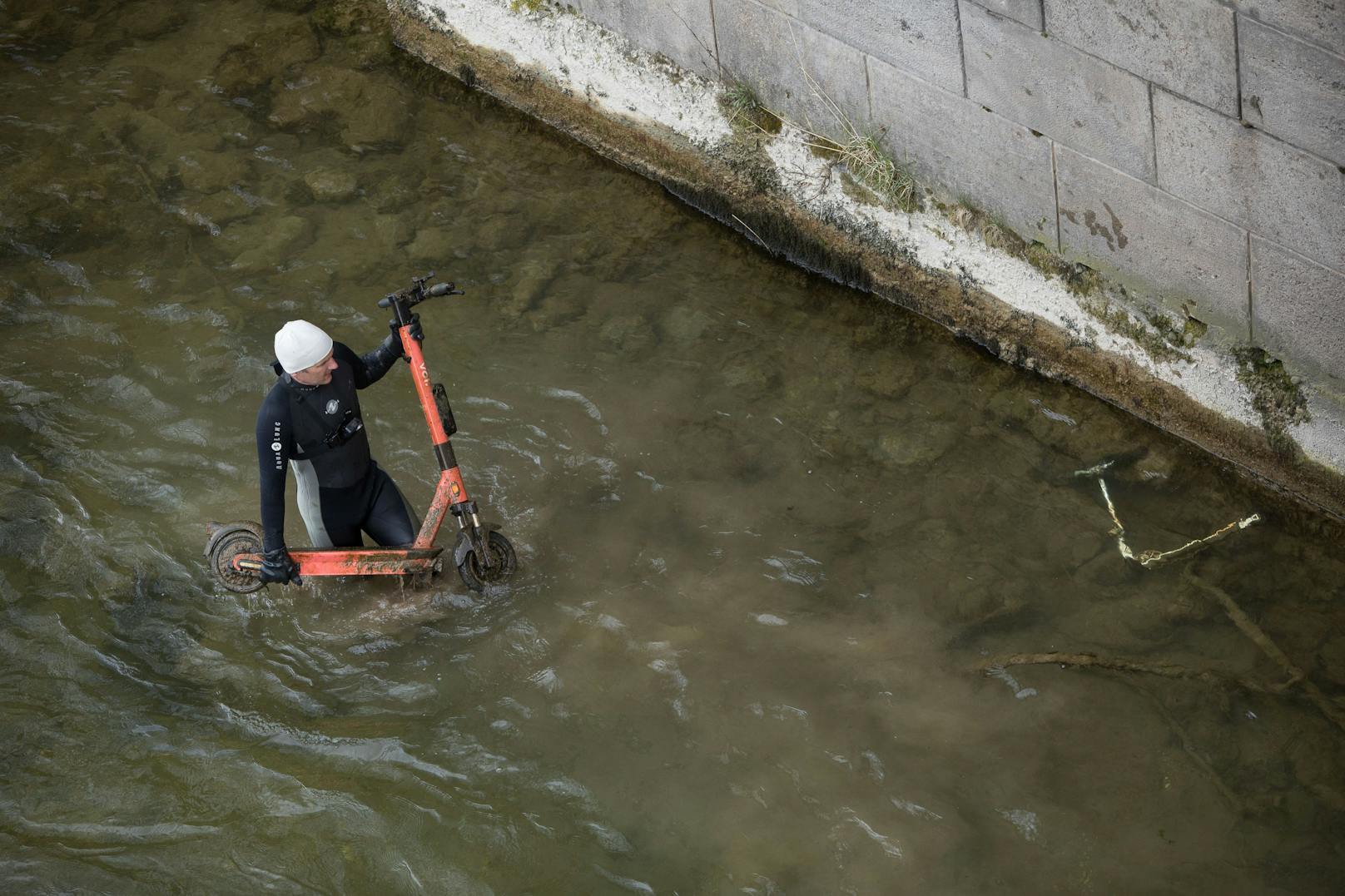 Taucher finden über 500 versenkte E-Scooter im Fluss