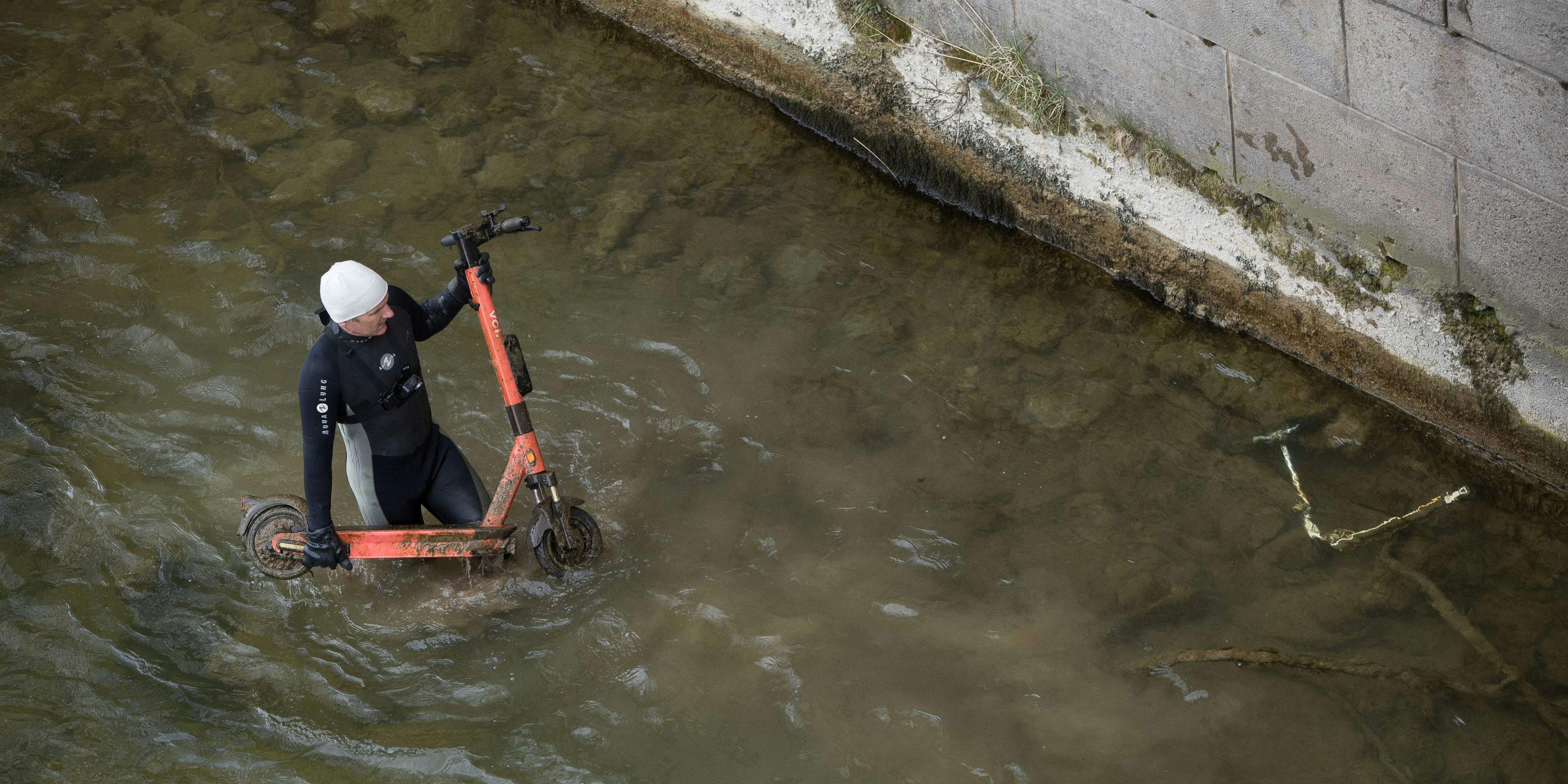 Auch in München muss die Isar regelmäßig von E-Scootern gereinigt werden.