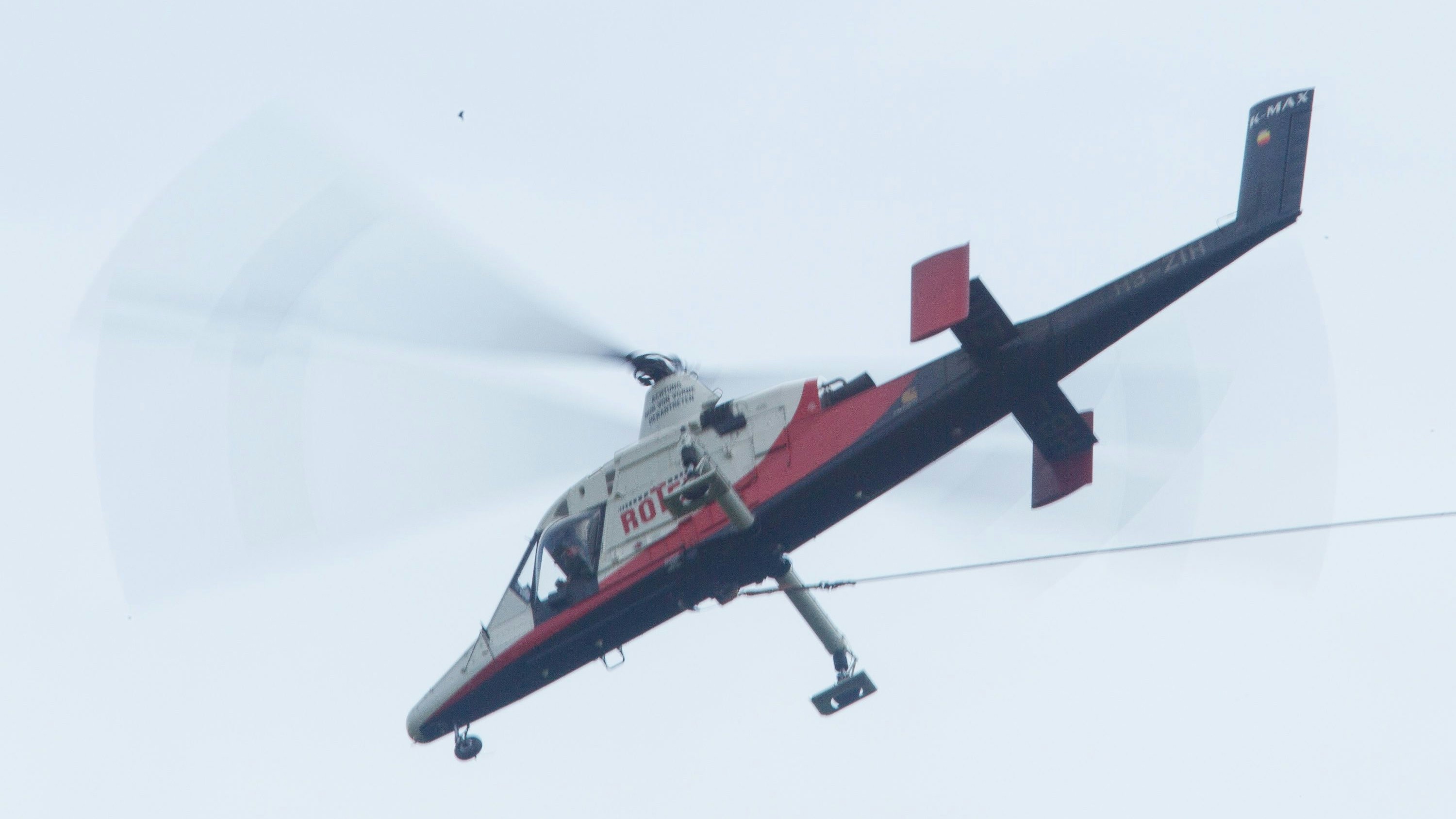 Download von www.picturedesk.com am 15.06.2021 (12:33).  03.07.2013, Felbertauern, Matrei, AUT, Arbeiten an der Felbertauernstrasse, im Bild Koaxial Lastenhubschrauber (Kaman K-Max K-1200). In der Nacht von 13. auf 14. Mai kam es auf der Felbertauernstrasse auf Hohe der Schildalmgalerie zu einen Hangrutsch bzw. Felssturz auf einer Laenge von von ca. 100 Metern. Die Strasse ist seitdem fuer den gesamten Verkehr gesperrt. EXPA Pictures © 2013, PhotoCredit: EXPA/ Johann Groder - 20130703_PD0277 - Rechteinfo: Rights Managed (RM)