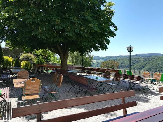 Eine Oase des Genusses in den Bergen um Linz: der Gastgarten im Kulturgut z’Linz
