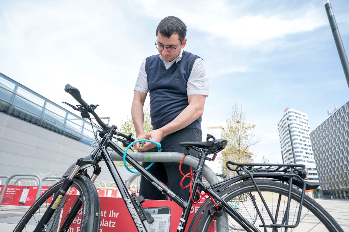 roland romano beim fahrradschlosstest mit redakteurin isabella kubicek, fahrradschloss, mit redakteurin isabella kubicek, 20210504 foto: helmut graf/tageszeitung heute