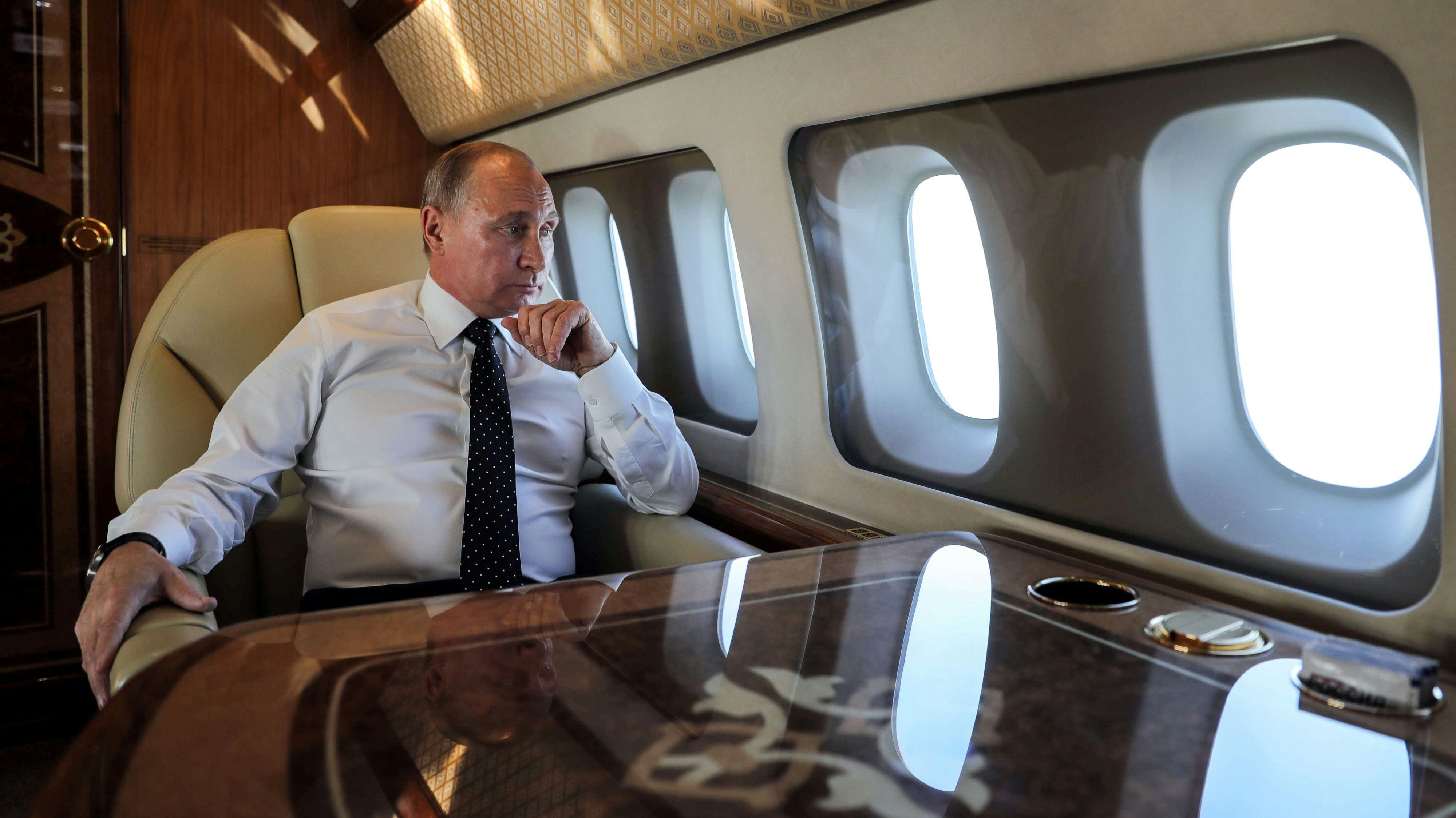 Download von www.picturedesk.com am 16.06.2021 (11:38).  Russian President Vladimir Putin looks through the porthole while aboard the presidential plane during the approach to the Russian air base in Hmeimim in the northwestern Syrian province of Latakia on December 11, 2017 Russian news agencies reported that Putin gave an order for partial withdrawal of Russian troops from Syria during a press conference at Hmeimim on December 11. / AFP PHOTO / POOL / Mikhail KLIMENTYEV - 20171211_PD2501 - Rechteinfo: Rights Managed (RM) Nur für redaktionelle Nutzung! Werbliche Nutzung erfordert Freigabe: bitte schicken Sie uns eine Anfrage.