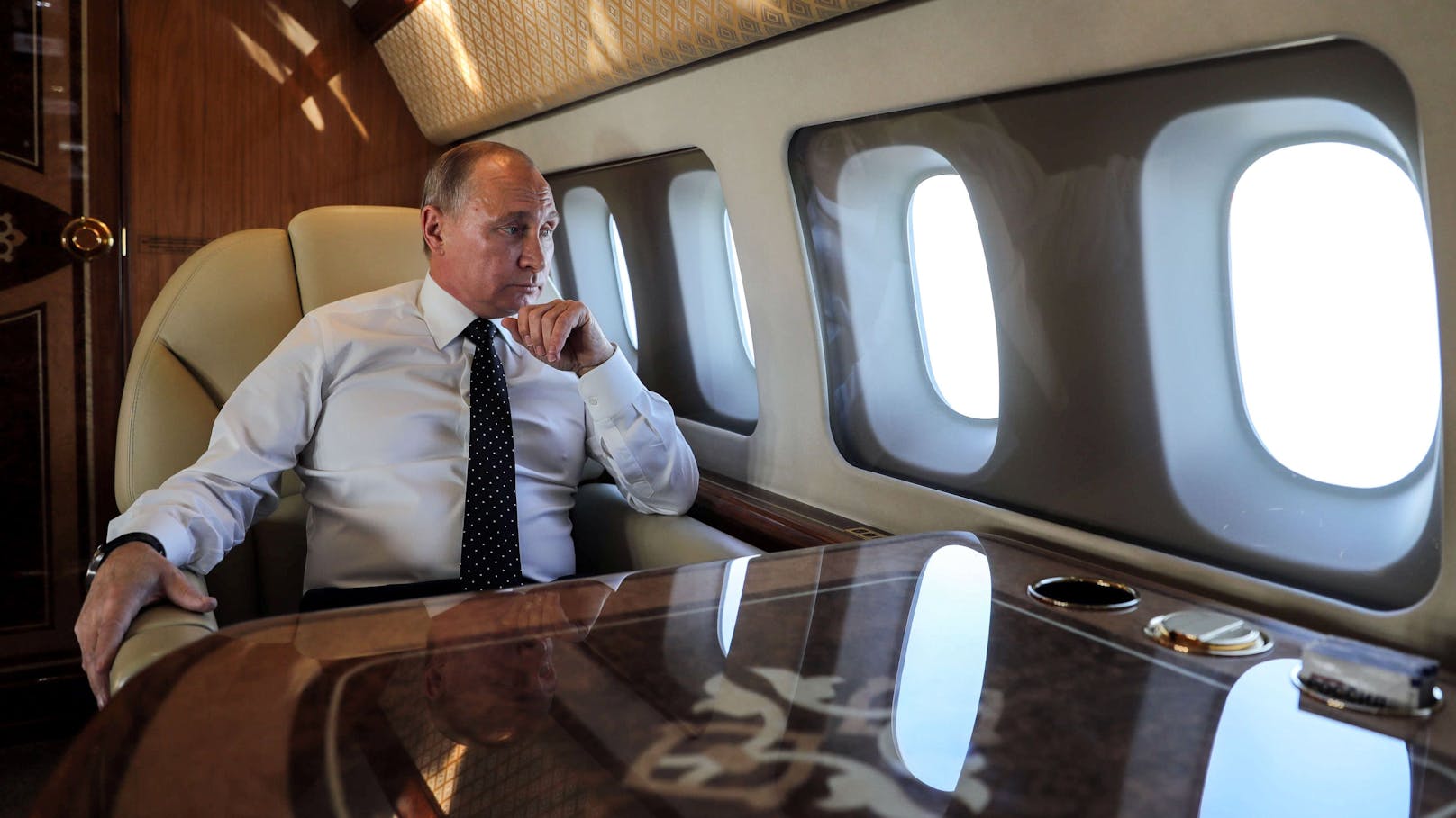 Über <strong>Wladimir Putin</strong>s Präsidentenflugzeug ist weniger bekannt als über die Air Force One.&nbsp;Die Iljushin 96-300 ist mit einem eigenen Kraftraum und einer Weinbar ausgestattet.
